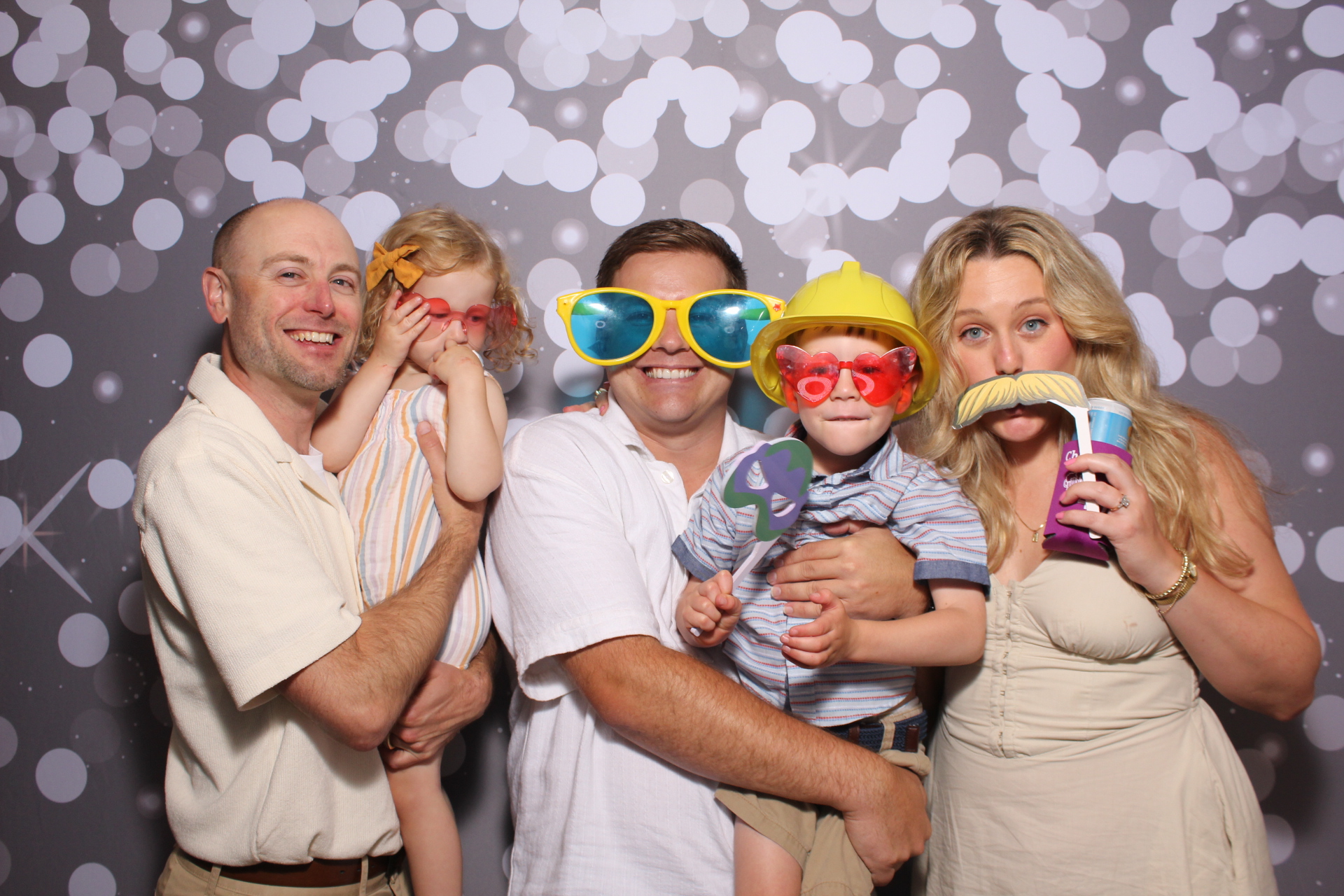 Julie & Hank | View more photos from the event at gallery.photoboothcincy.com/u/PhotoBoothCincy/Julie-Hank