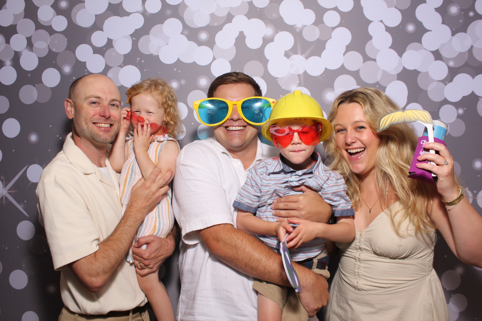 Julie & Hank | View more photos from the event at gallery.photoboothcincy.com/u/PhotoBoothCincy/Julie-Hank