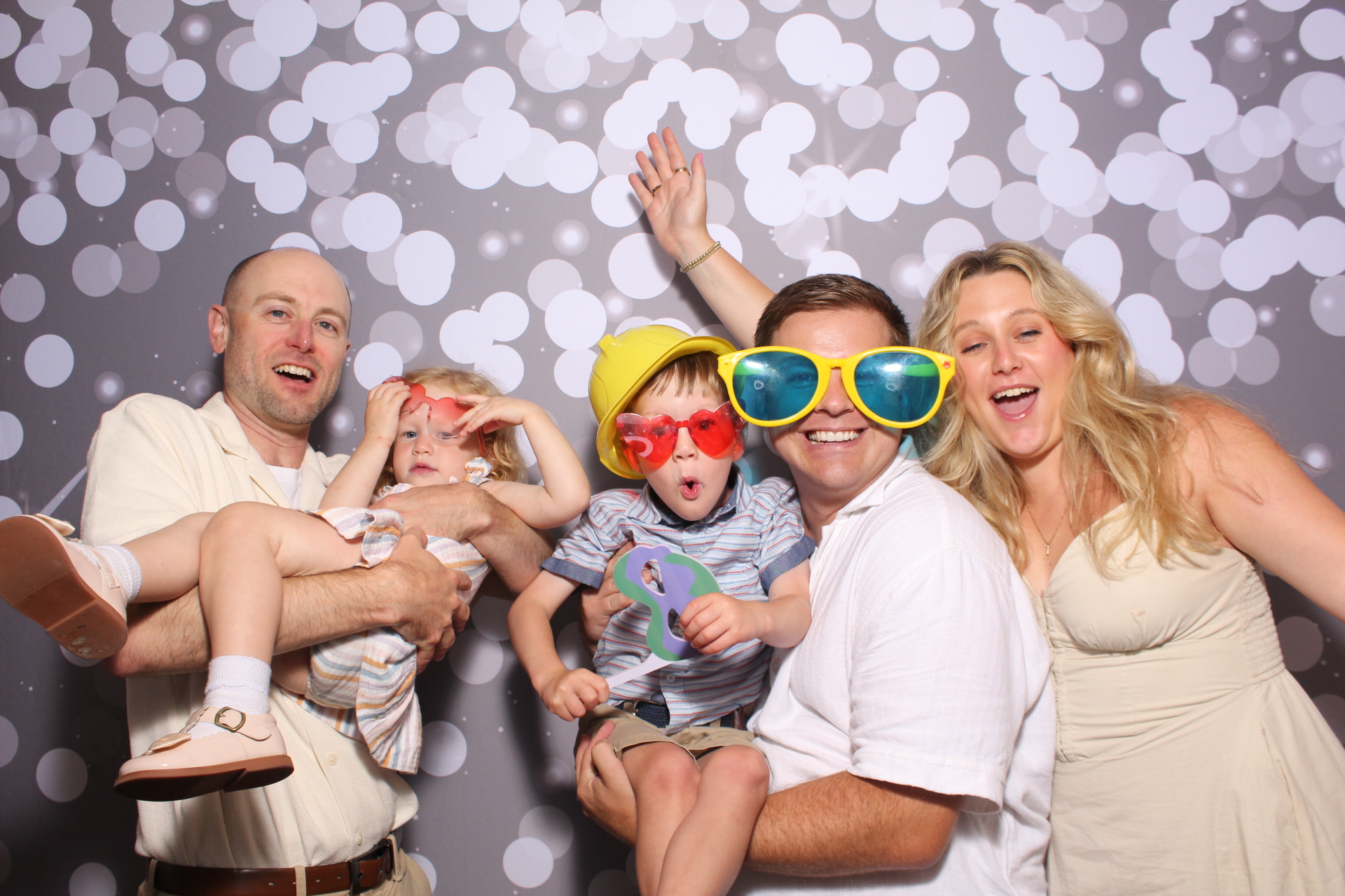 Julie & Hank | View more photos from the event at gallery.photoboothcincy.com/u/PhotoBoothCincy/Julie-Hank