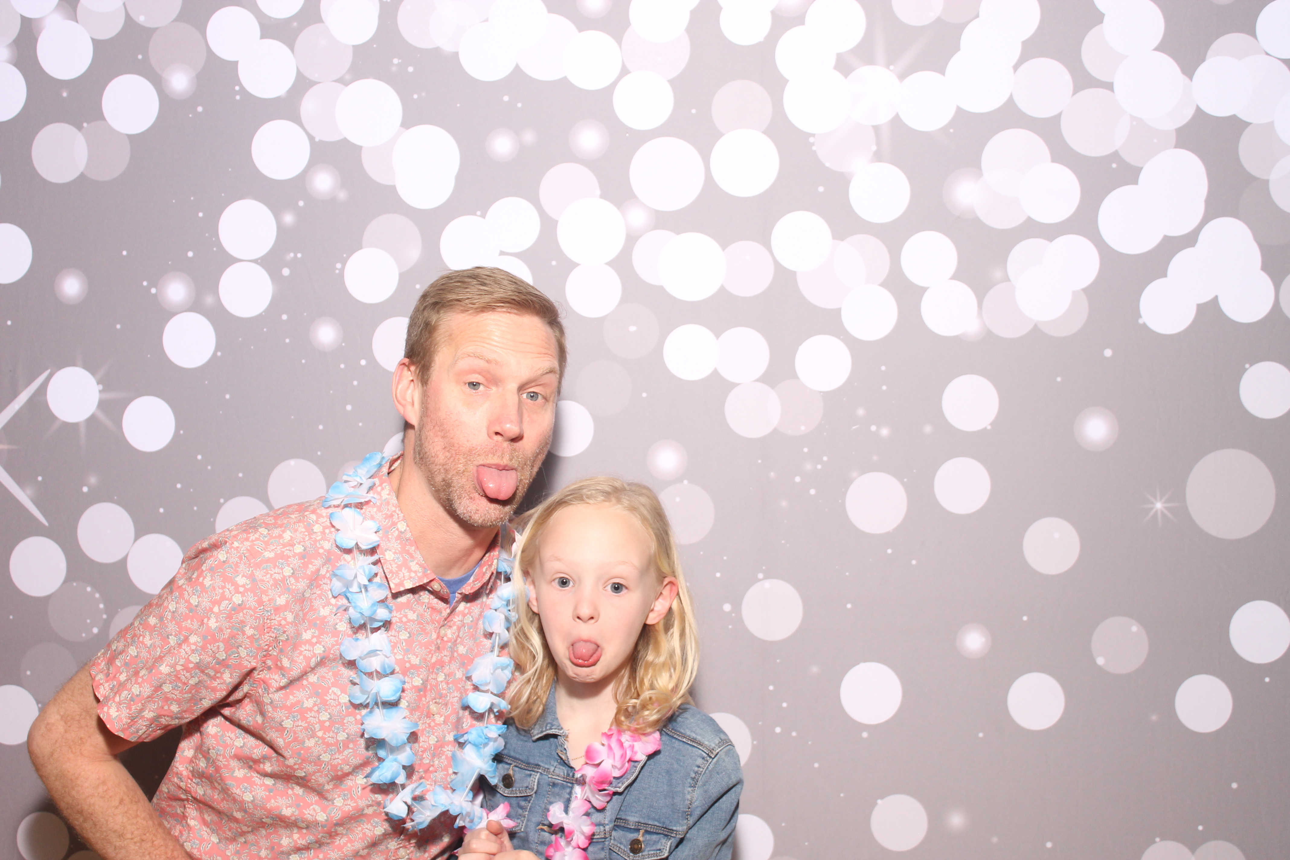 Mariemount Father Daughter Dance | View more photos from the event at gallery.photoboothcincy.com/u/PhotoBoothCincy/Mariemount-Father-Daughter-Dance-0