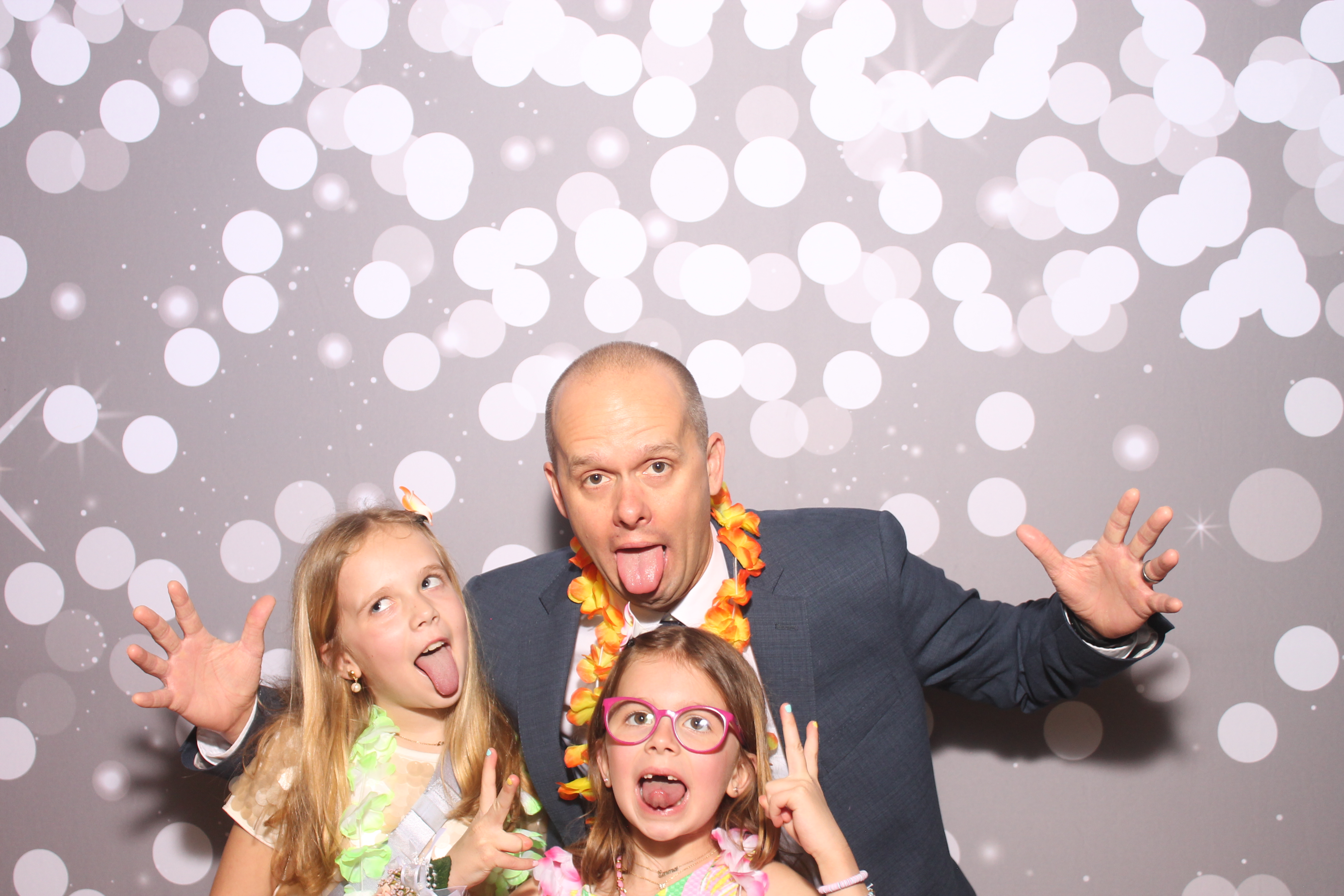 Mariemount Father Daughter Dance | View more photos from the event at gallery.photoboothcincy.com/u/PhotoBoothCincy/Mariemount-Father-Daughter-Dance-0