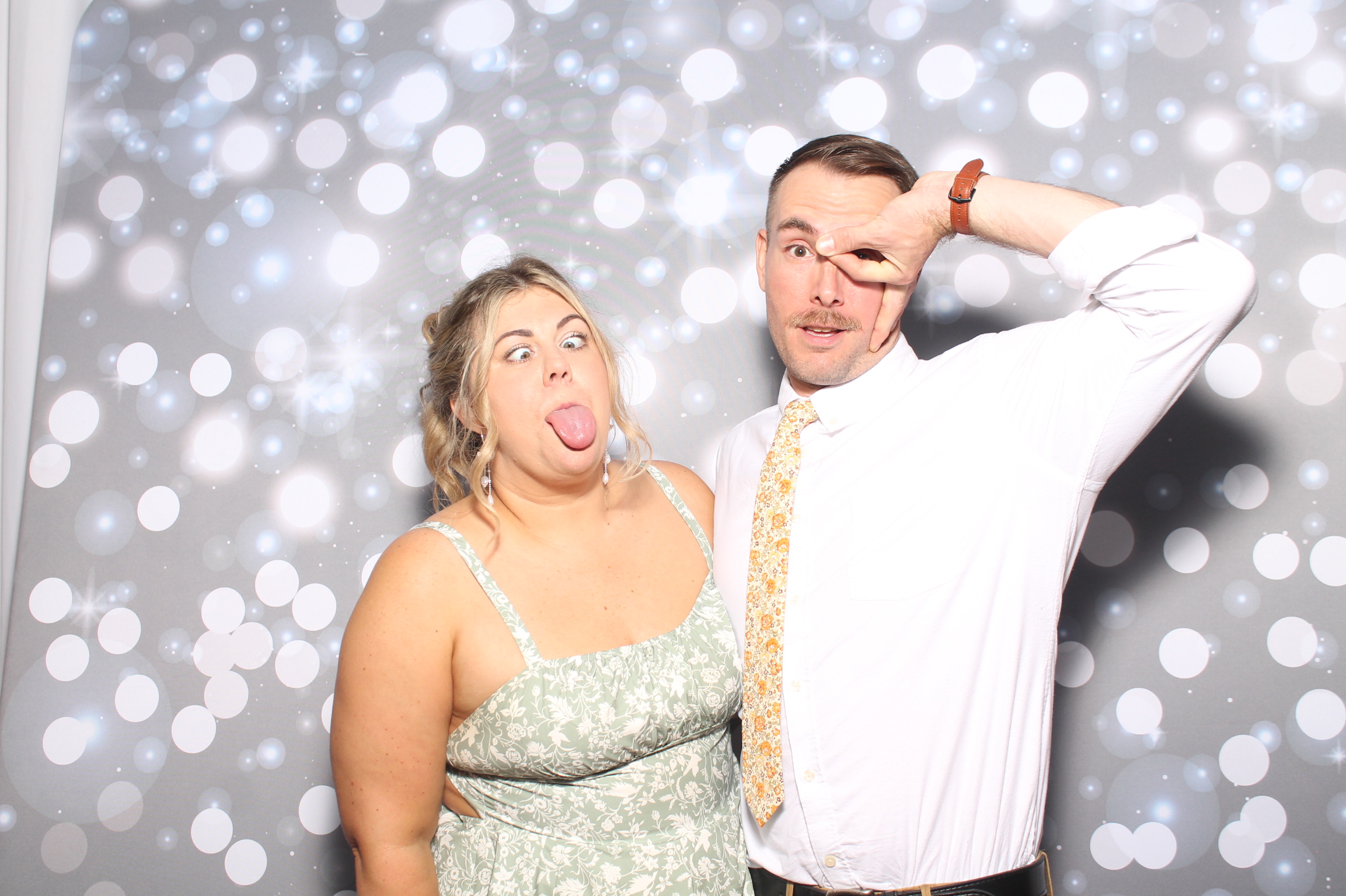 Matt & Shelbi Reception | View more photos from the event at gallery.photoboothcincy.com/u/PhotoBoothCincy/Matt-Shelbi-Reception