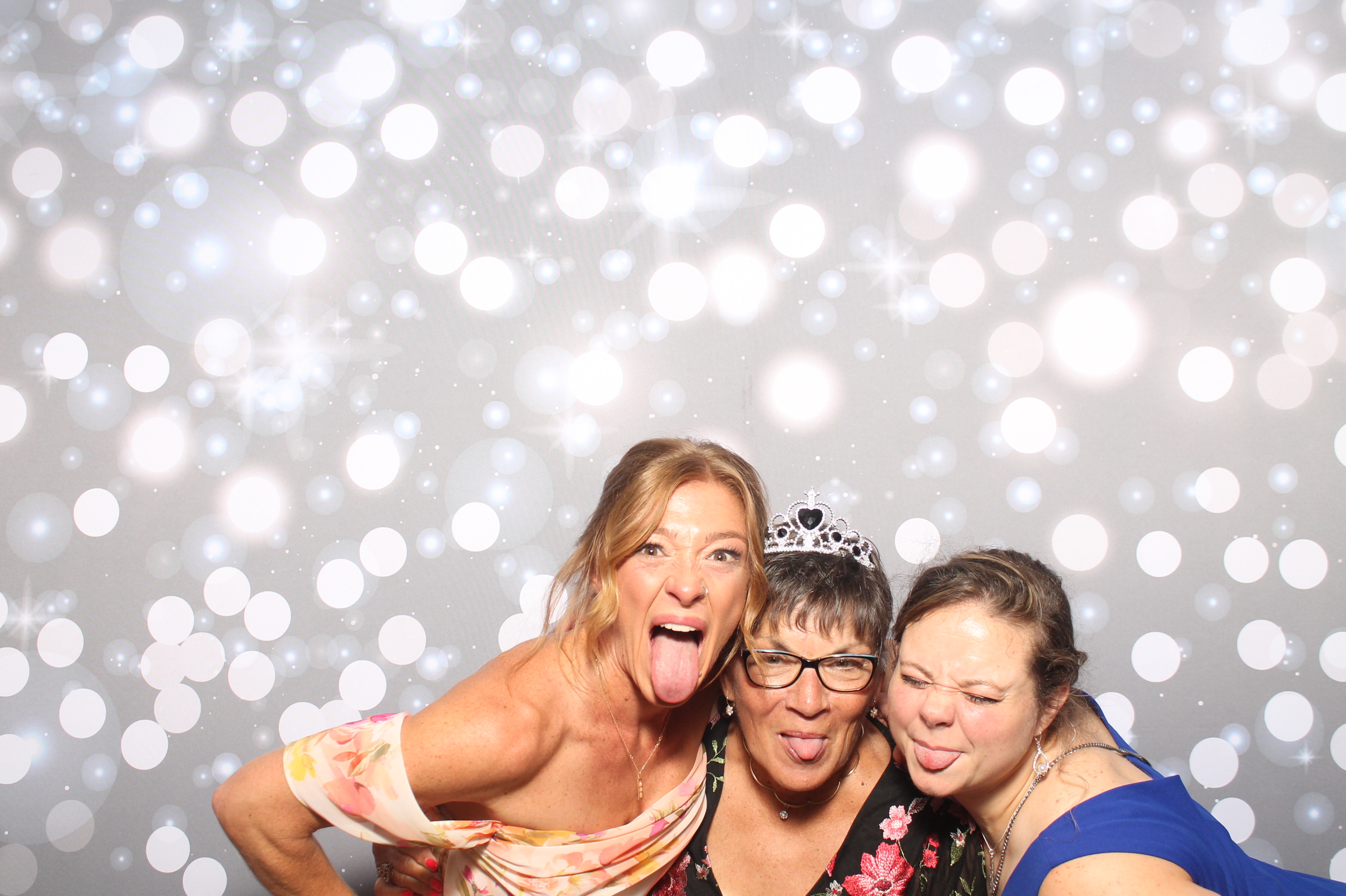 Matt & Shelbi Reception | View more photos from the event at gallery.photoboothcincy.com/u/PhotoBoothCincy/Matt-Shelbi-Reception