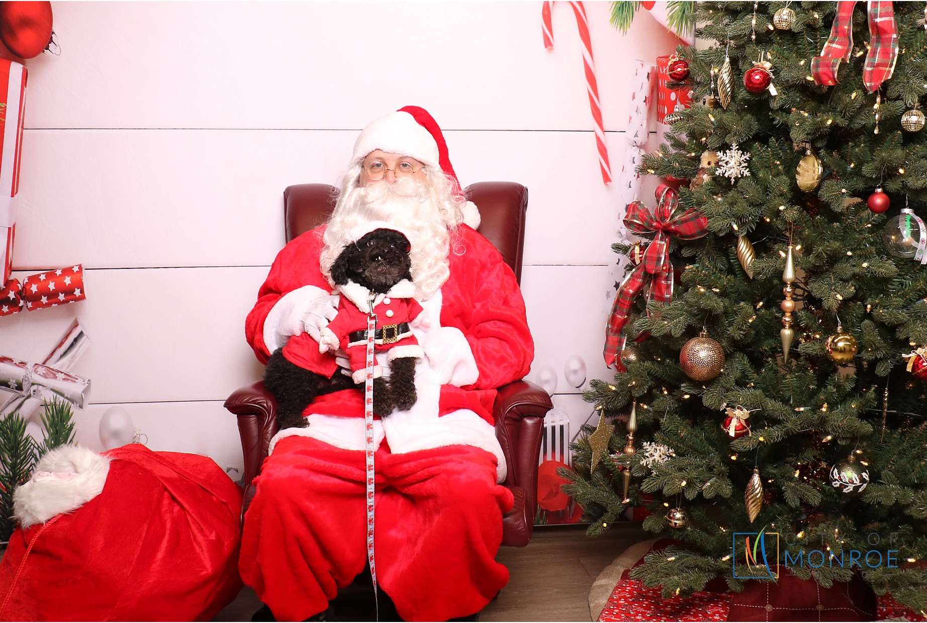 Monroe Tree Lighting | View more photos from the event at gallery.photoboothcincy.com/u/PhotoBoothCincy/Monroe-Tree-Lighting