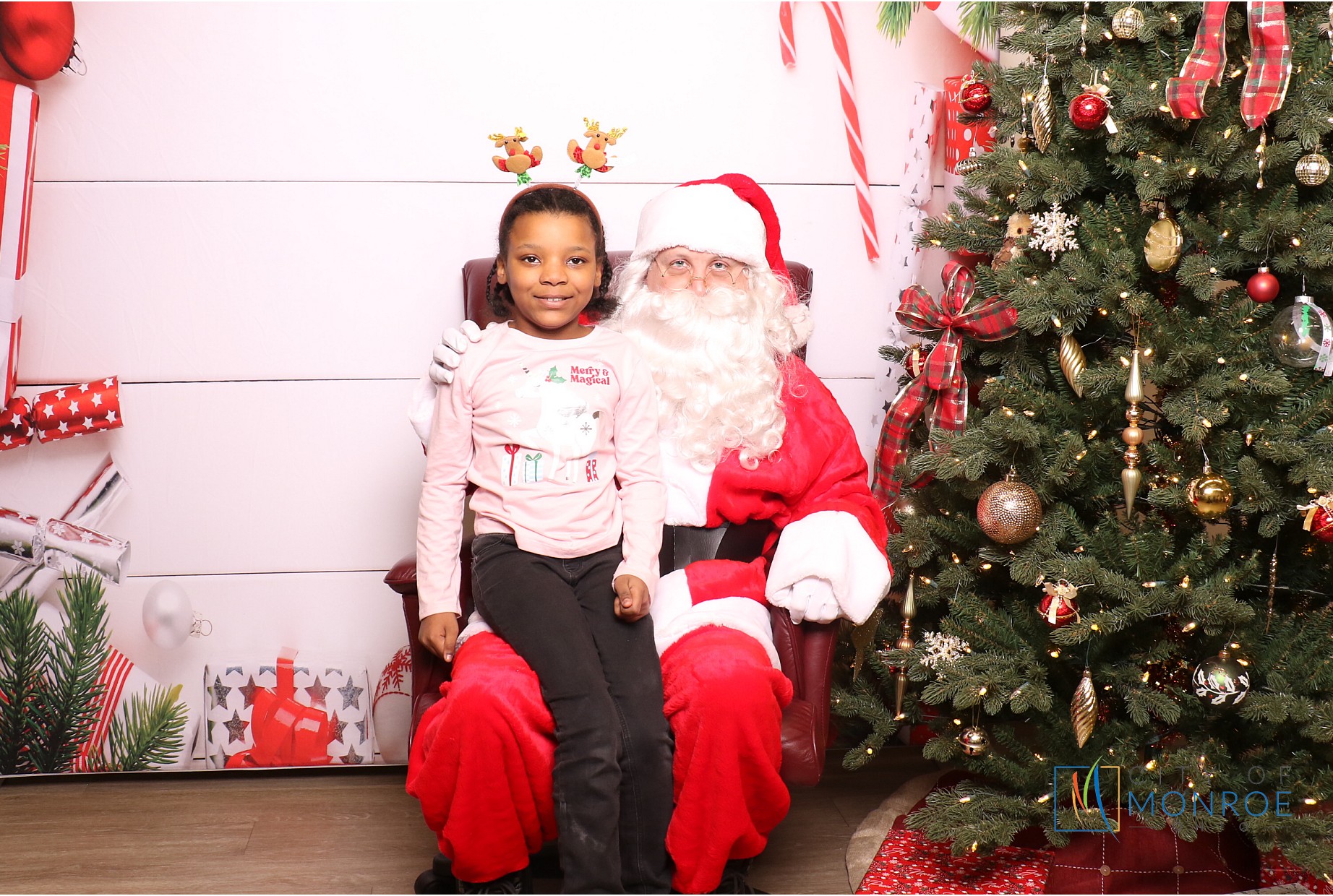 Monroe Tree Lighting | View more photos from the event at gallery.photoboothcincy.com/u/PhotoBoothCincy/Monroe-Tree-Lighting