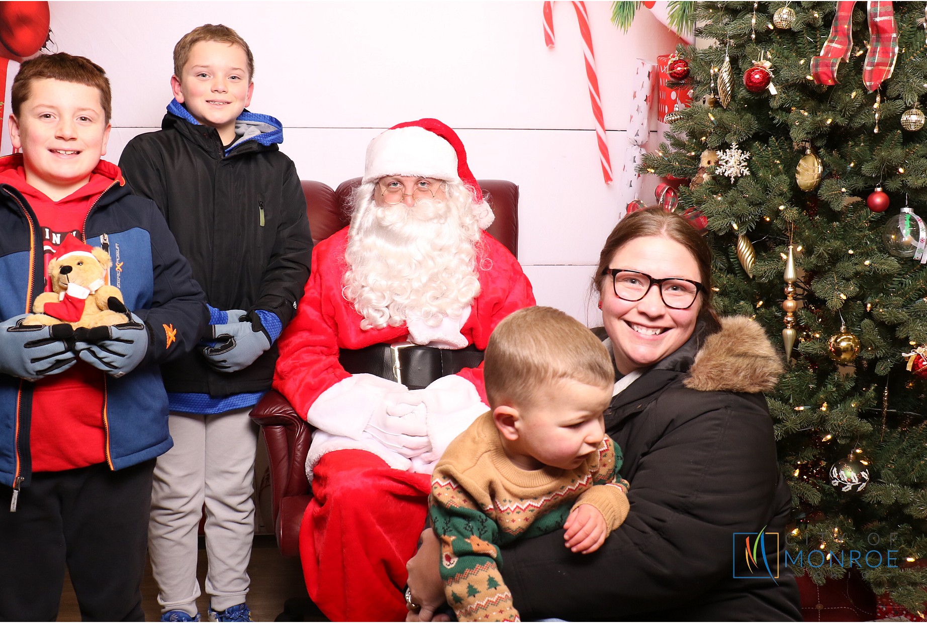 Monroe Tree Lighting | View more photos from the event at gallery.photoboothcincy.com/u/PhotoBoothCincy/Monroe-Tree-Lighting
