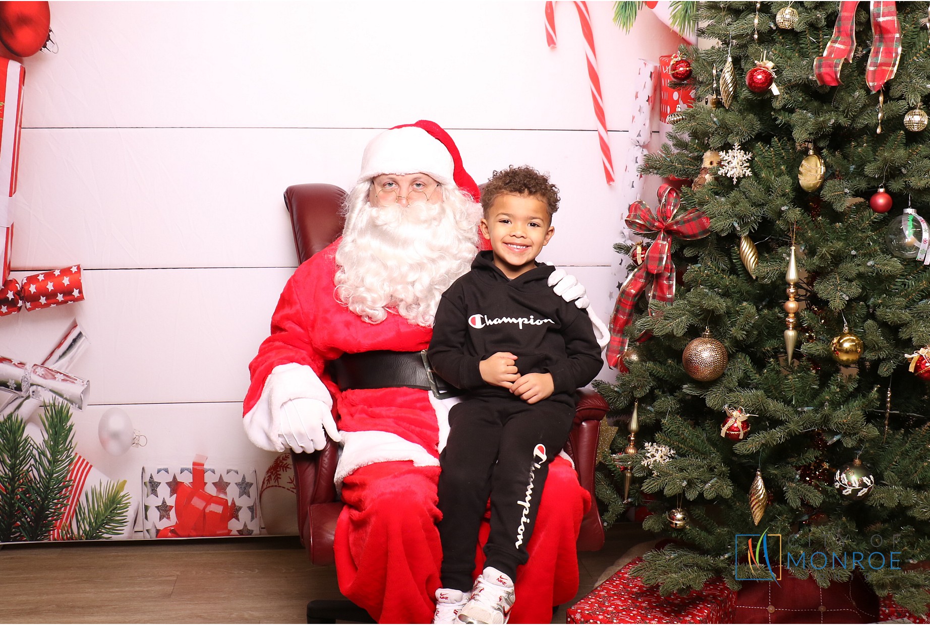 Monroe Tree Lighting | View more photos from the event at gallery.photoboothcincy.com/u/PhotoBoothCincy/Monroe-Tree-Lighting