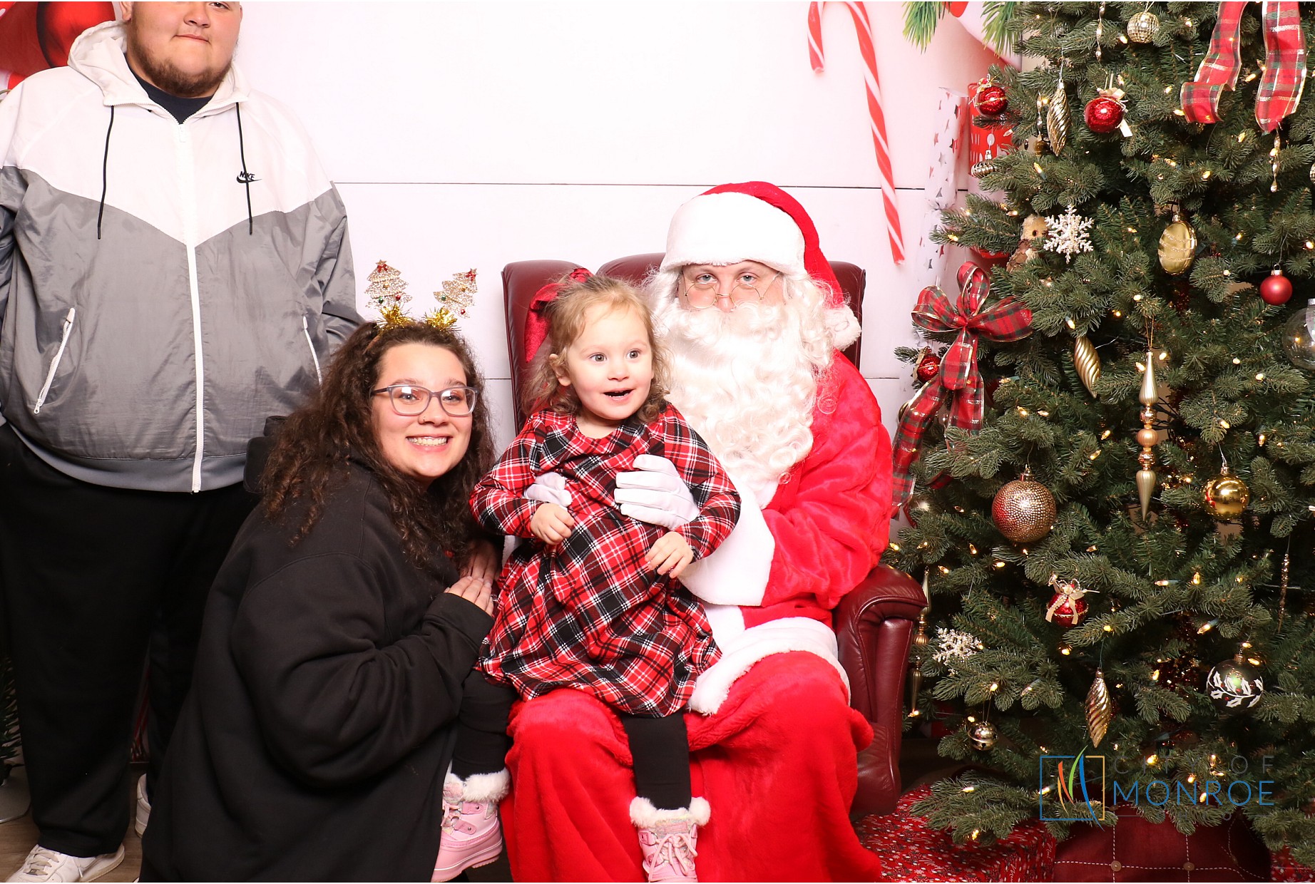 Monroe Tree Lighting | View more photos from the event at gallery.photoboothcincy.com/u/PhotoBoothCincy/Monroe-Tree-Lighting