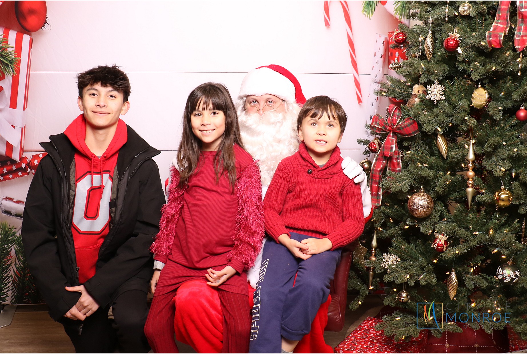 Monroe Tree Lighting | View more photos from the event at gallery.photoboothcincy.com/u/PhotoBoothCincy/Monroe-Tree-Lighting