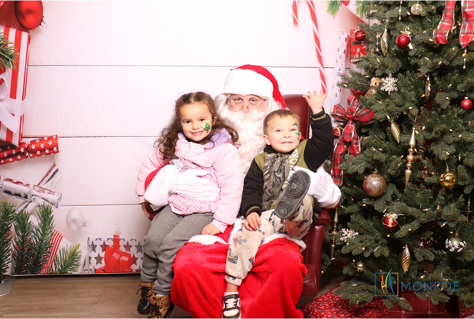 Monroe Tree Lighting | View more photos from the event at gallery.photoboothcincy.com/u/PhotoBoothCincy/Monroe-Tree-Lighting