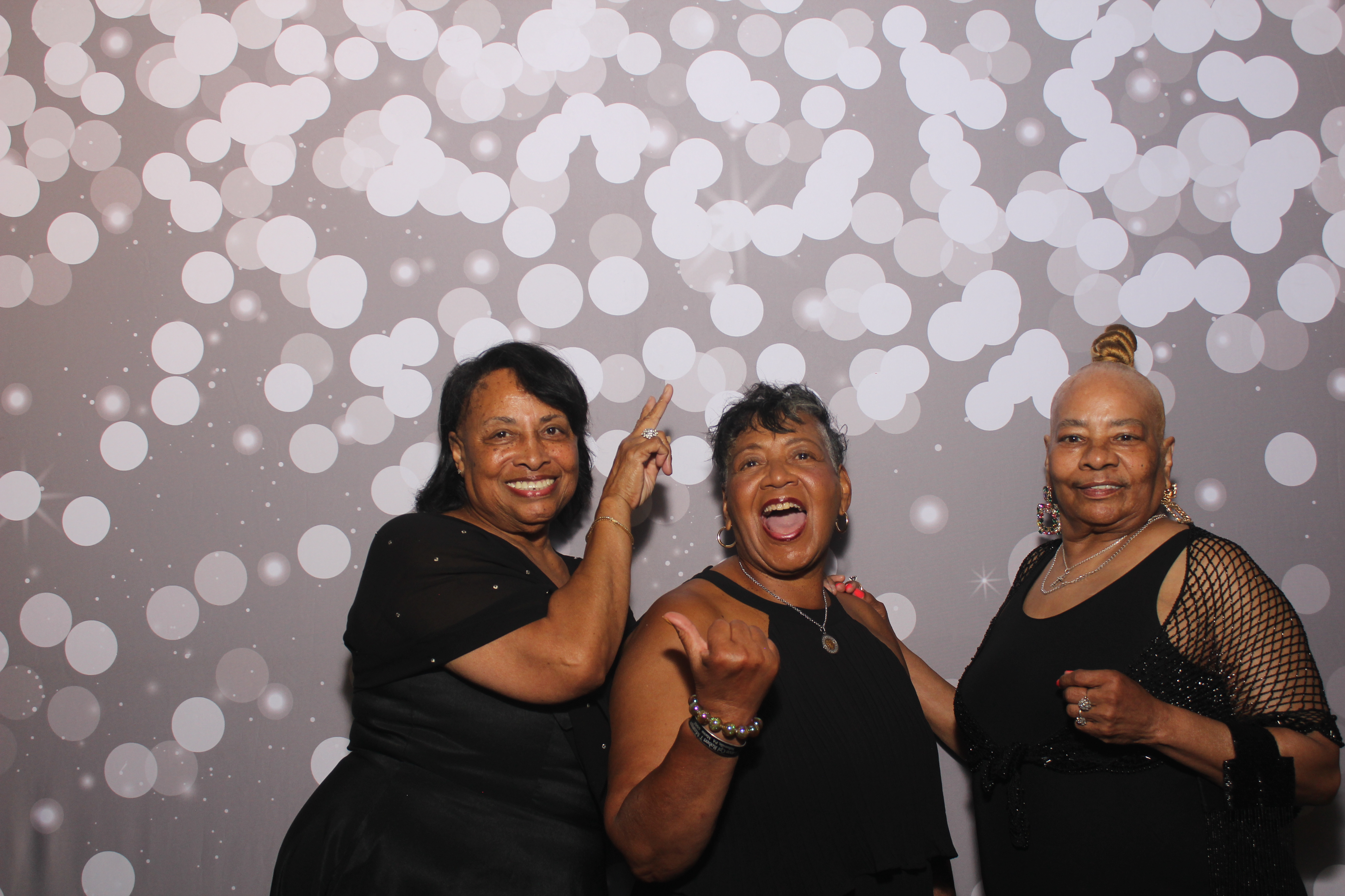 Powell Wedding 2025 | View more photos from the event at gallery.photoboothcincy.com/u/PhotoBoothCincy/Powell-Wedding-2025