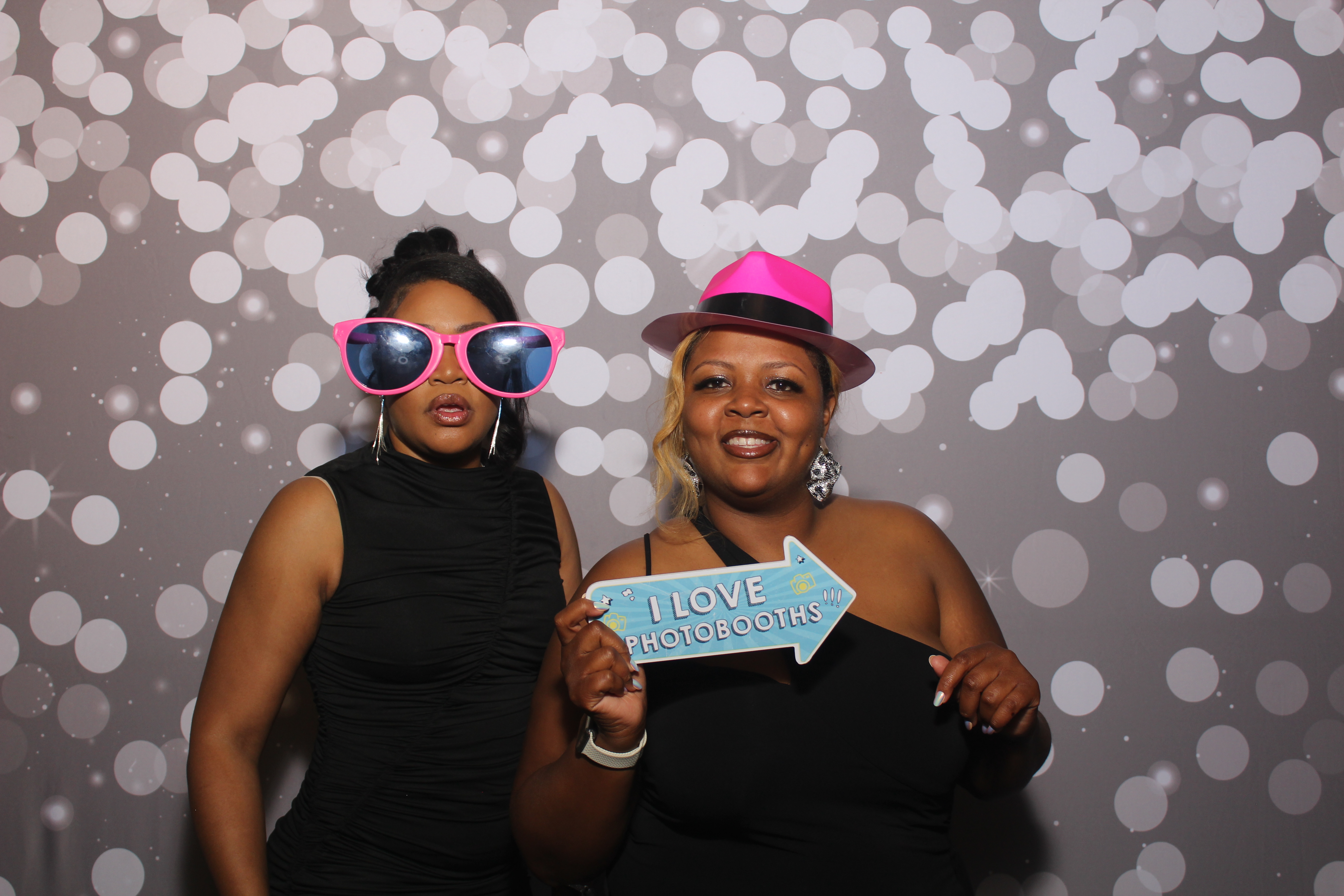 Powell Wedding 2025 | View more photos from the event at gallery.photoboothcincy.com/u/PhotoBoothCincy/Powell-Wedding-2025