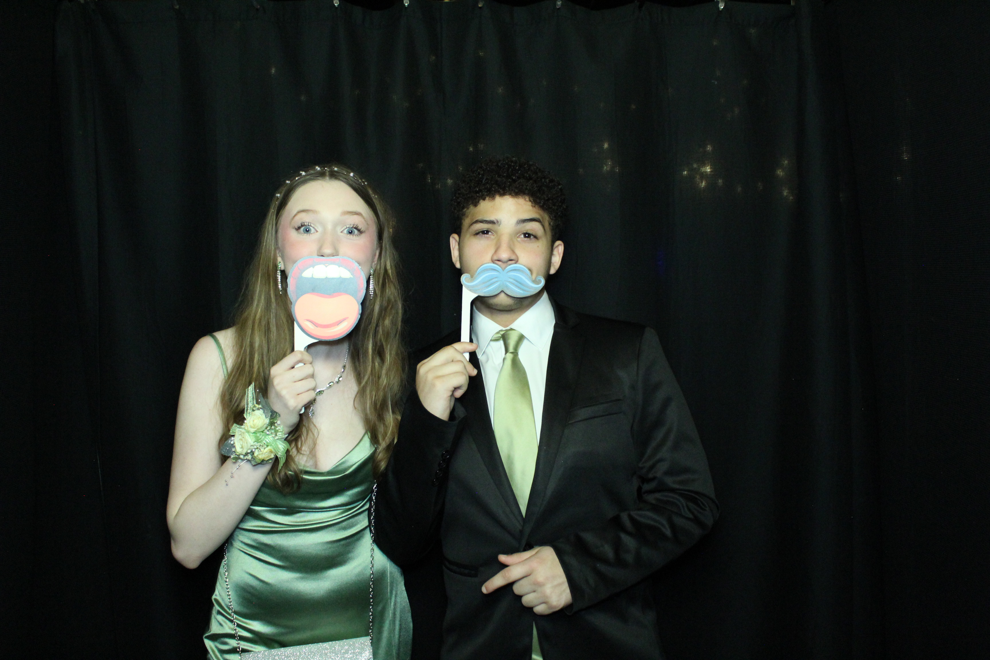 Reading Junior Senior Prom | View more photos from the event at gallery.photoboothcincy.com/u/PhotoBoothCincy/Reading-Junior-Senior-Prom