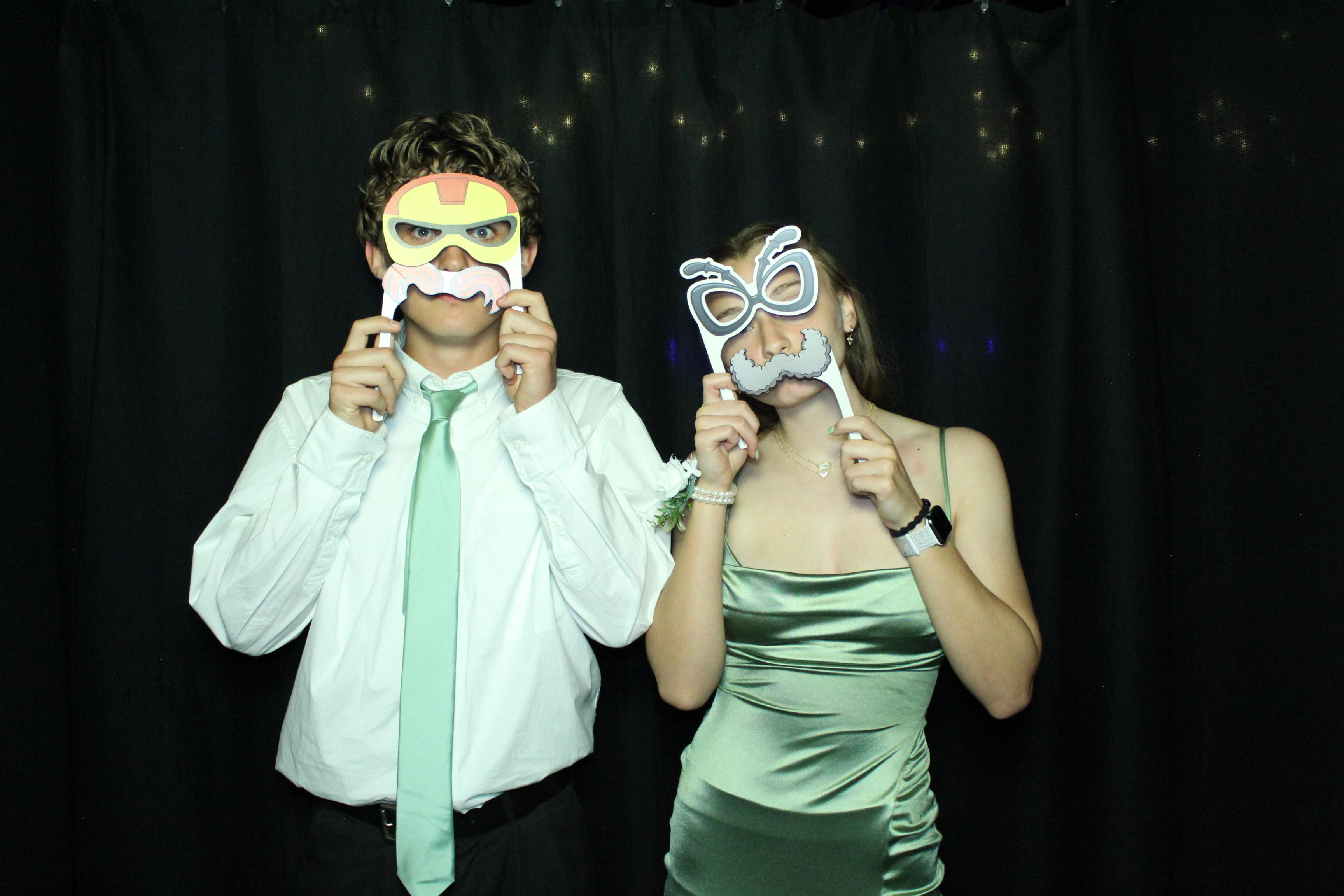 Reading Junior Senior Prom | View more photos from the event at gallery.photoboothcincy.com/u/PhotoBoothCincy/Reading-Junior-Senior-Prom
