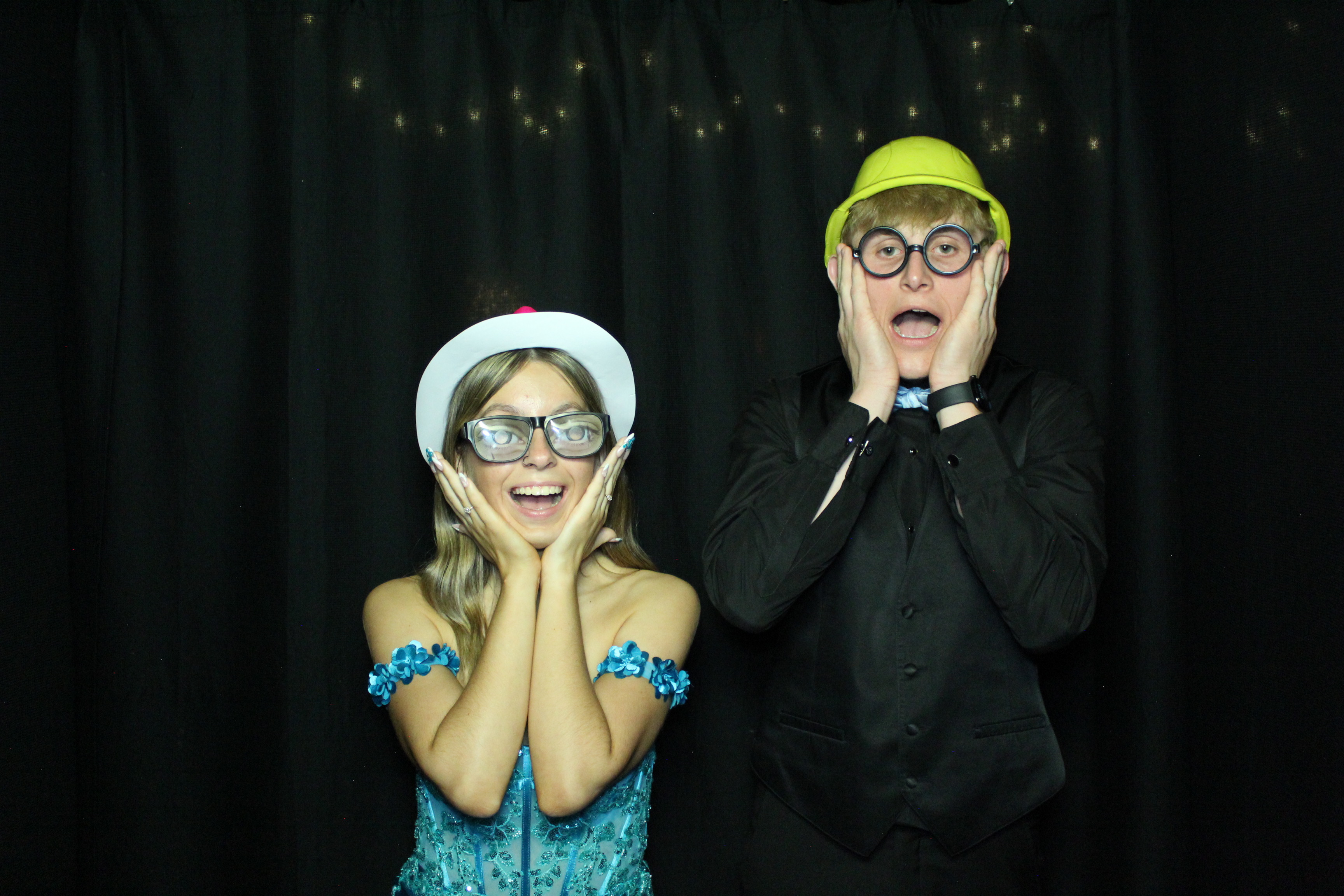 Reading Junior Senior Prom | View more photos from the event at gallery.photoboothcincy.com/u/PhotoBoothCincy/Reading-Junior-Senior-Prom