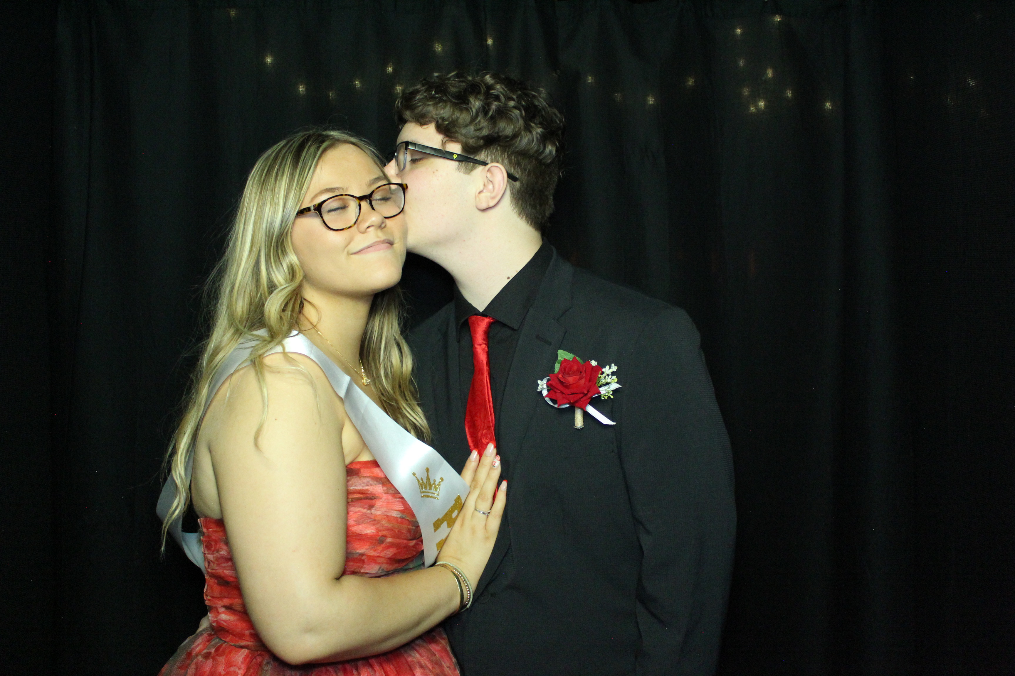 Reading Junior Senior Prom | View more photos from the event at gallery.photoboothcincy.com/u/PhotoBoothCincy/Reading-Junior-Senior-Prom