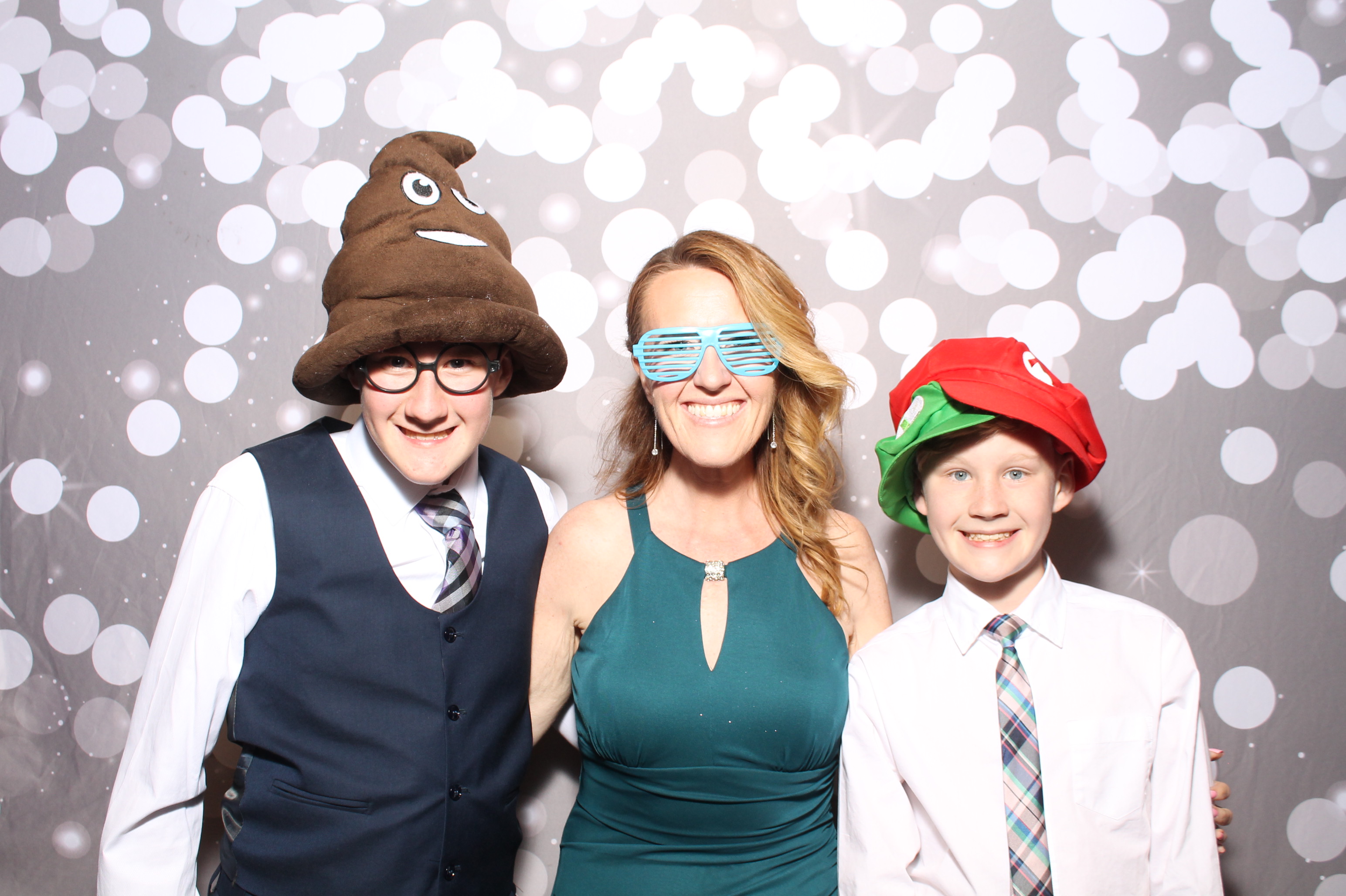 Sarah & Steven  | View more photos from the event at gallery.photoboothcincy.com/u/PhotoBoothCincy/Sarah-Steven