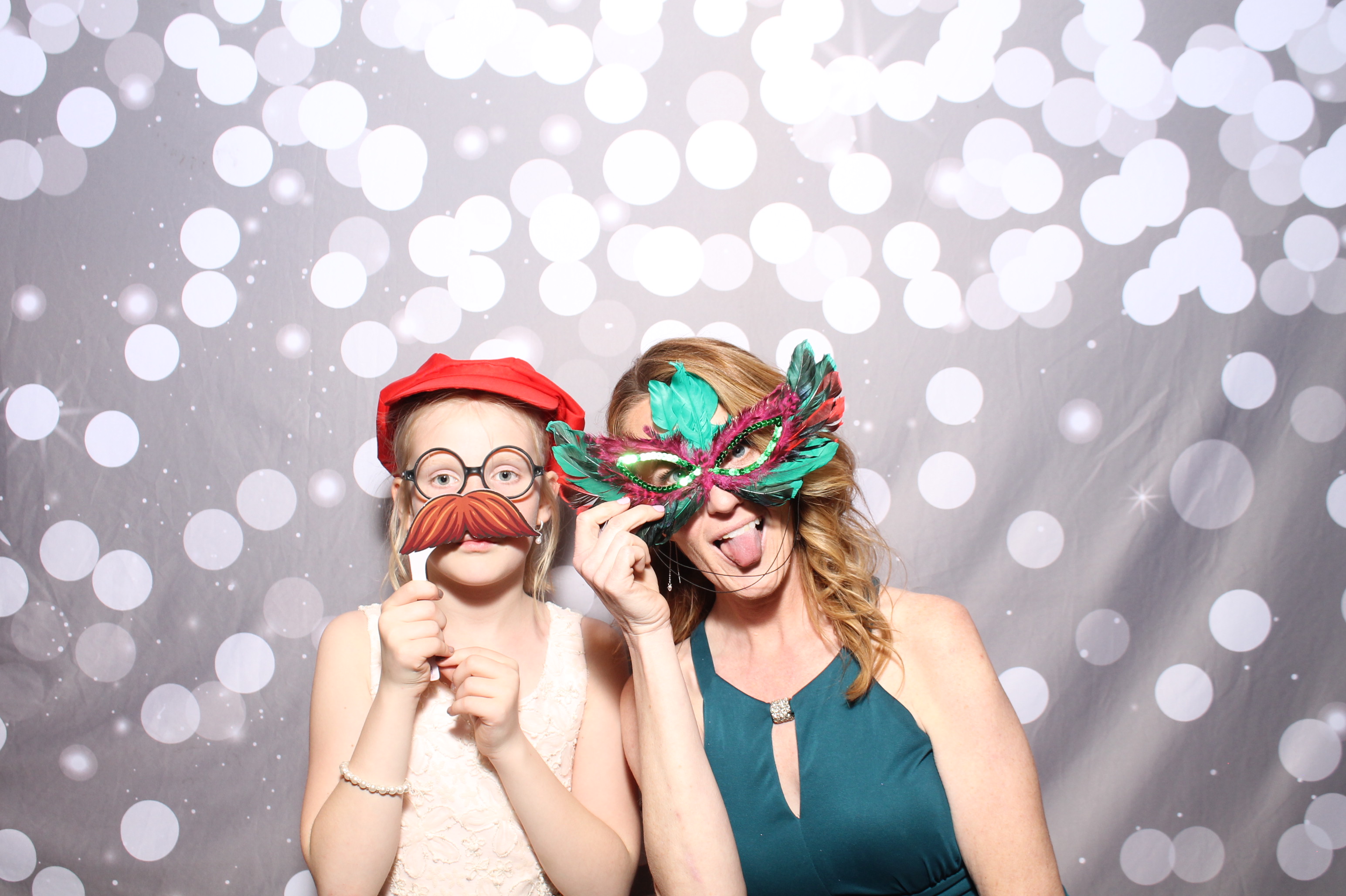Sarah & Steven  | View more photos from the event at gallery.photoboothcincy.com/u/PhotoBoothCincy/Sarah-Steven