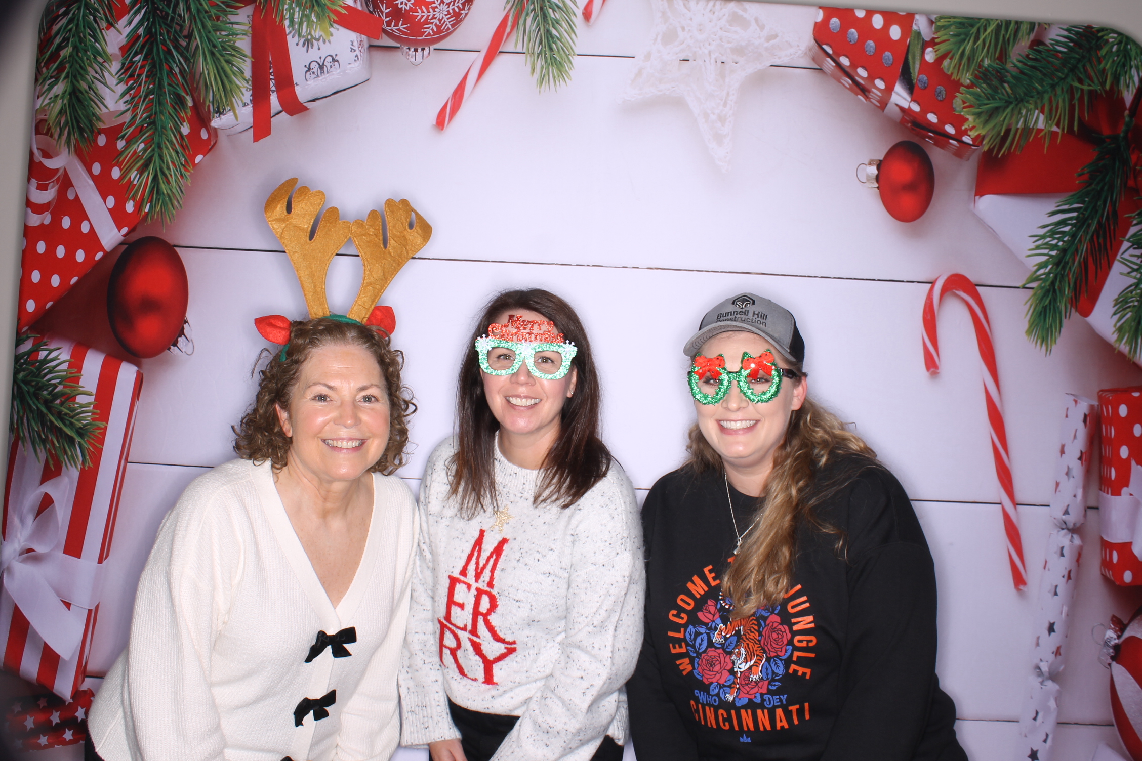 schueler group Christmas lunch | View more photos from the event at gallery.photoboothcincy.com/u/PhotoBoothCincy/schueler-group-Christmas-lunch