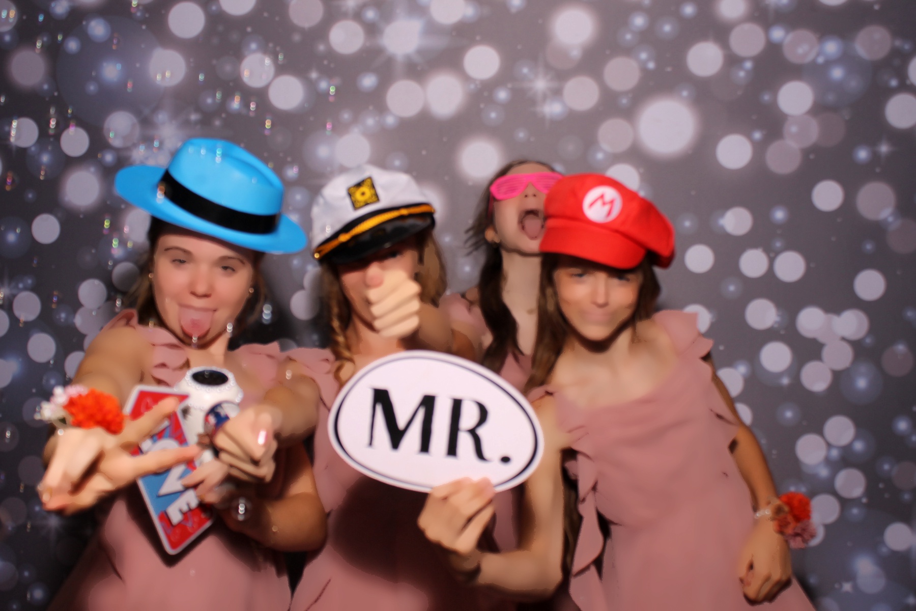 Andrew & Courtney | View more photos from the event at gallery.photoboothcincy.com/u/PhotoBoothCincy/Andrew-Courtney