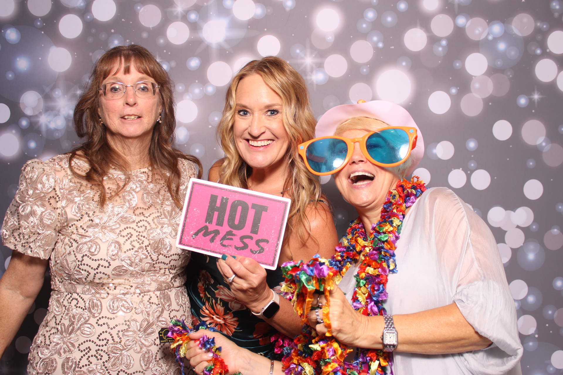 Brenden & Danica’s Wedding | View more photos from the event at gallery.photoboothcincy.com/u/PhotoBoothCincy/Brenden-Danica’s-Wedding