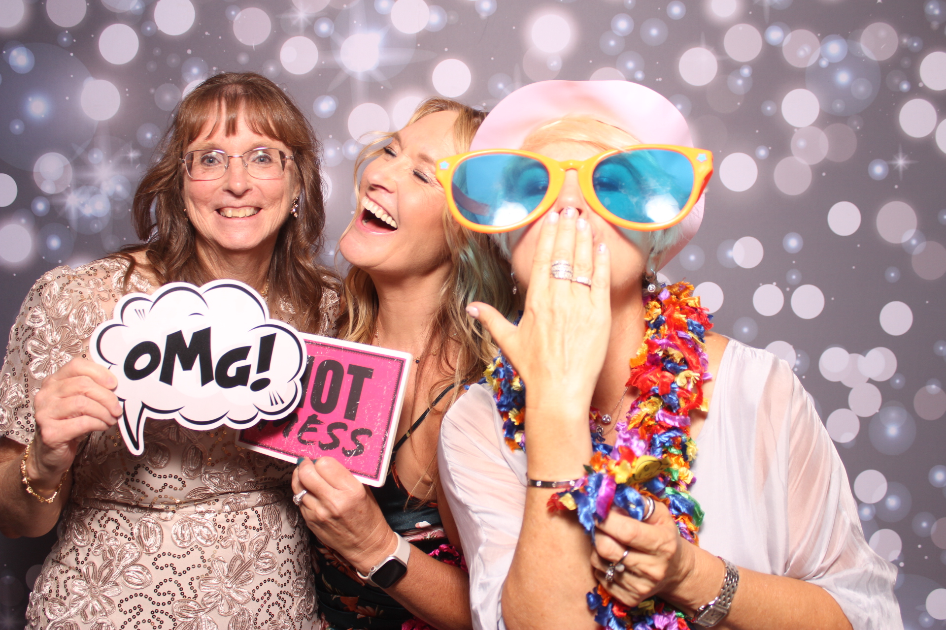 Brenden & Danica’s Wedding | View more photos from the event at gallery.photoboothcincy.com/u/PhotoBoothCincy/Brenden-Danica’s-Wedding