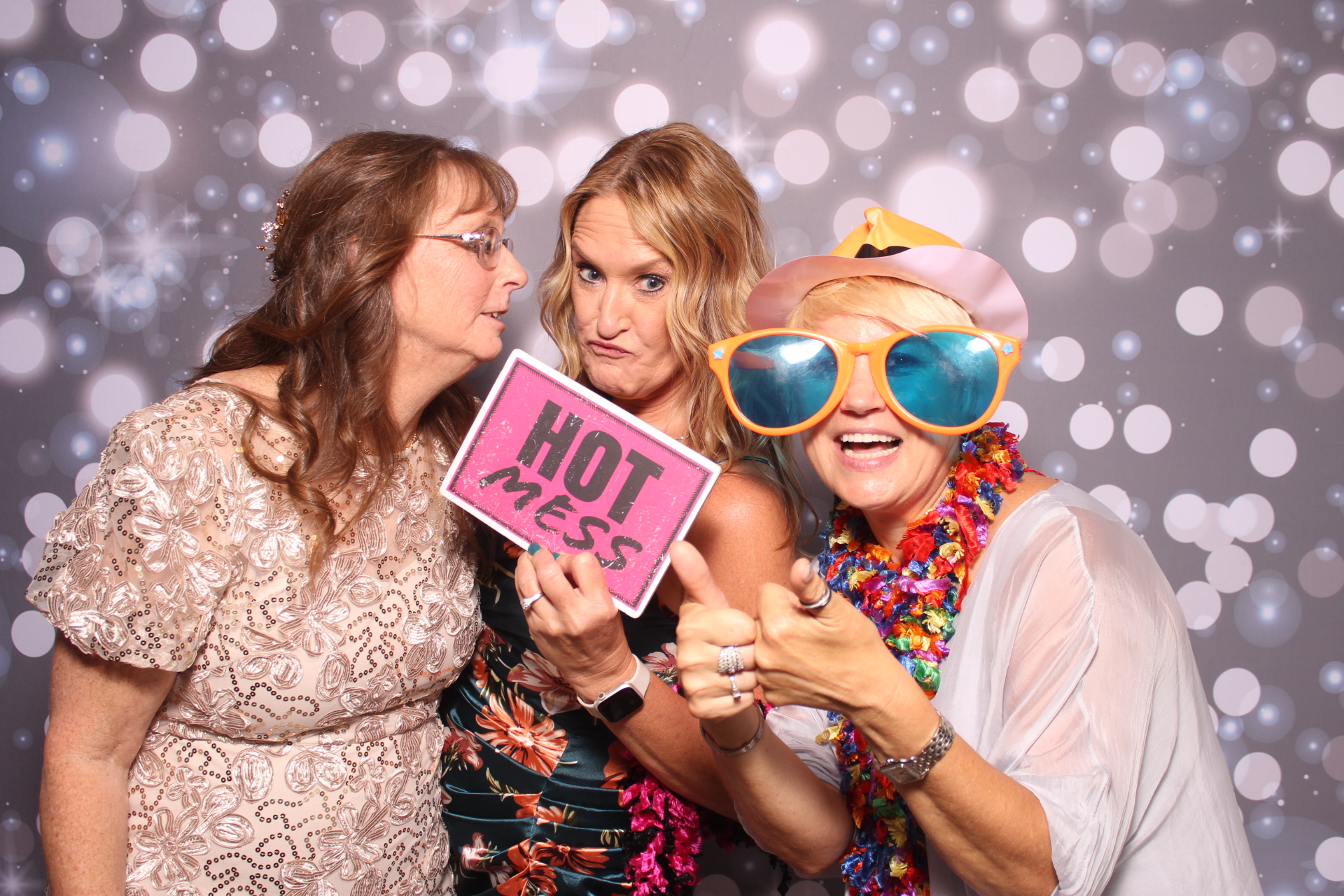 Brenden & Danica’s Wedding | View more photos from the event at gallery.photoboothcincy.com/u/PhotoBoothCincy/Brenden-Danica’s-Wedding