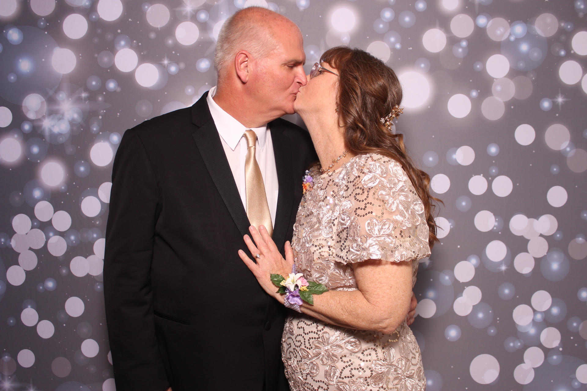 Brenden & Danica’s Wedding | View more photos from the event at gallery.photoboothcincy.com/u/PhotoBoothCincy/Brenden-Danica’s-Wedding