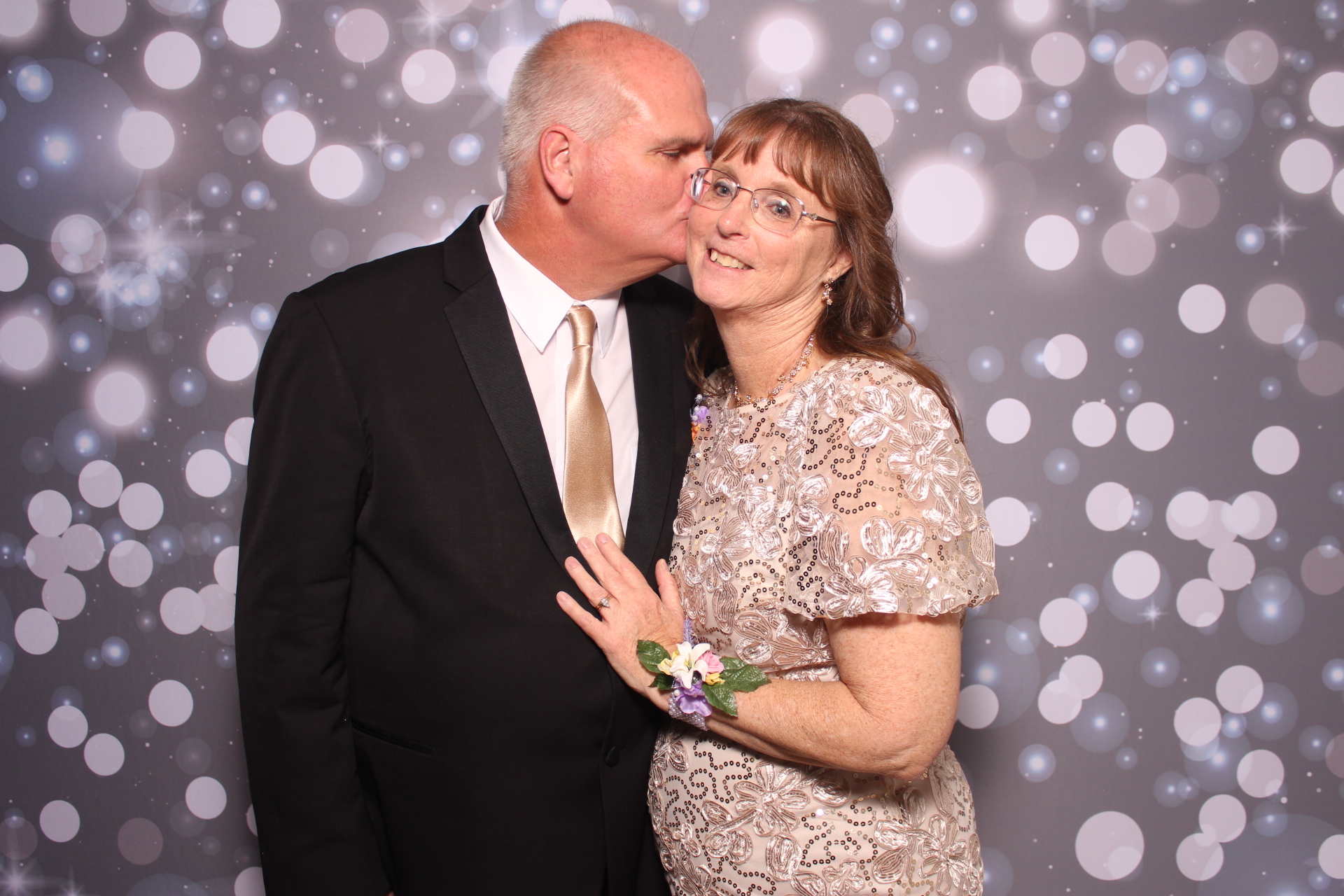 Brenden & Danica’s Wedding | View more photos from the event at gallery.photoboothcincy.com/u/PhotoBoothCincy/Brenden-Danica’s-Wedding