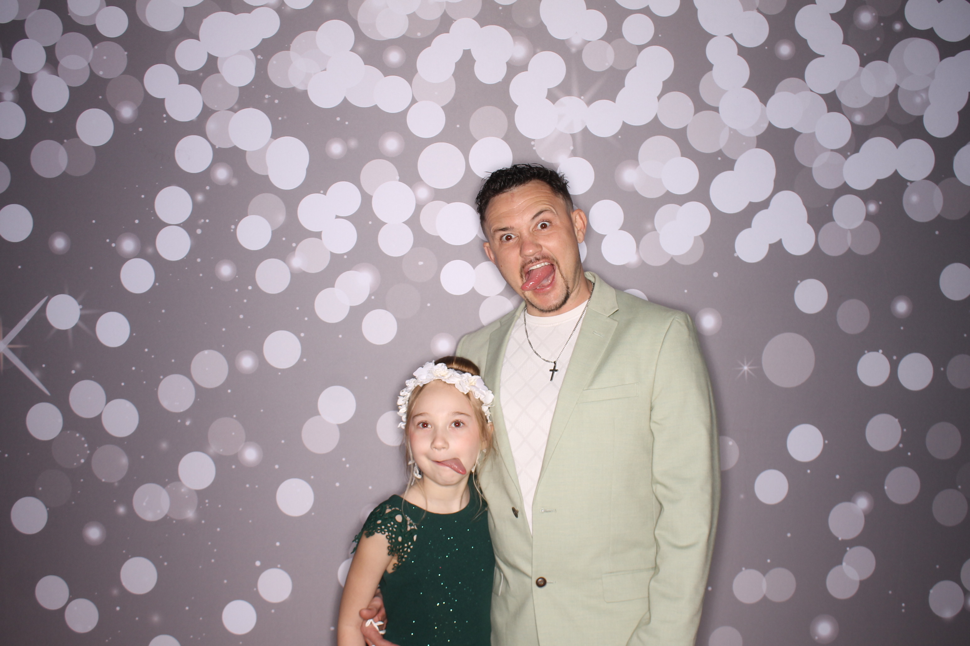Brookwood Enchanted Father/Daughter Dance | View more photos from the event at gallery.photoboothcincy.com/u/PhotoBoothCincy/Brookwood-Enchanted-FatherDaughter-Dance