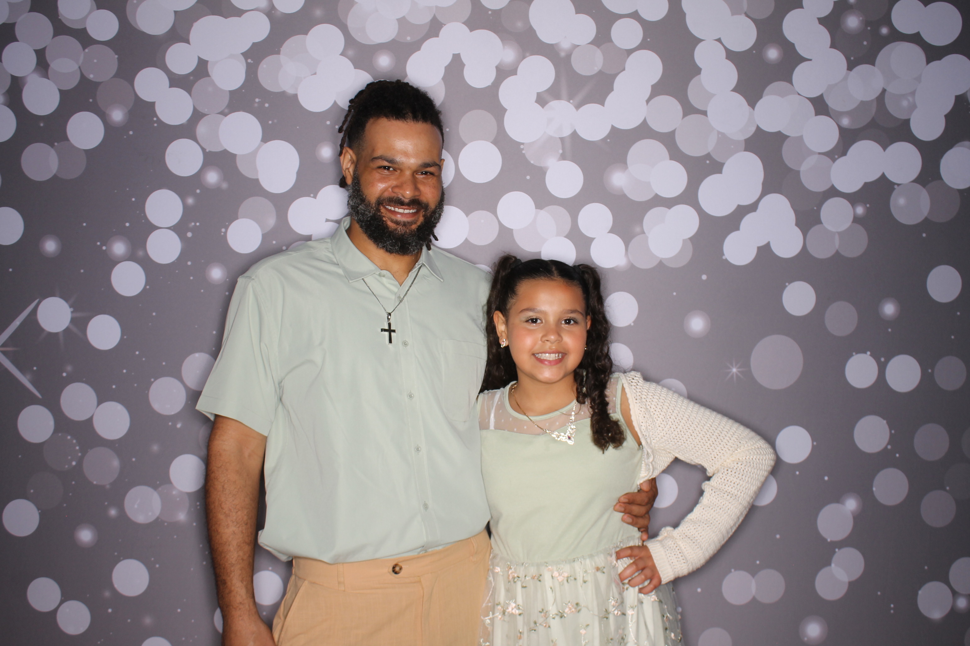 Brookwood Enchanted Father/Daughter Dance | View more photos from the event at gallery.photoboothcincy.com/u/PhotoBoothCincy/Brookwood-Enchanted-FatherDaughter-Dance