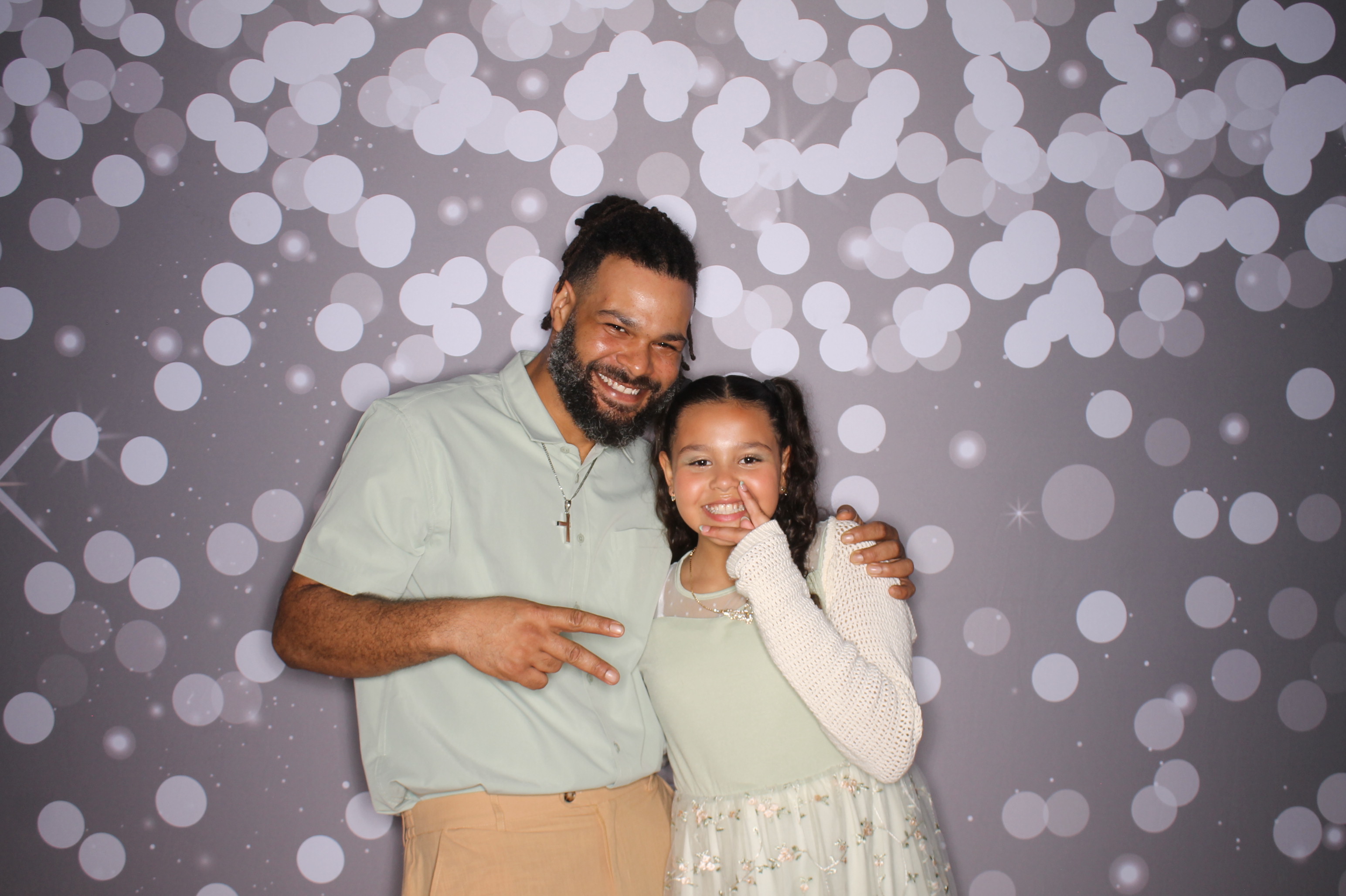 Brookwood Enchanted Father/Daughter Dance | View more photos from the event at gallery.photoboothcincy.com/u/PhotoBoothCincy/Brookwood-Enchanted-FatherDaughter-Dance