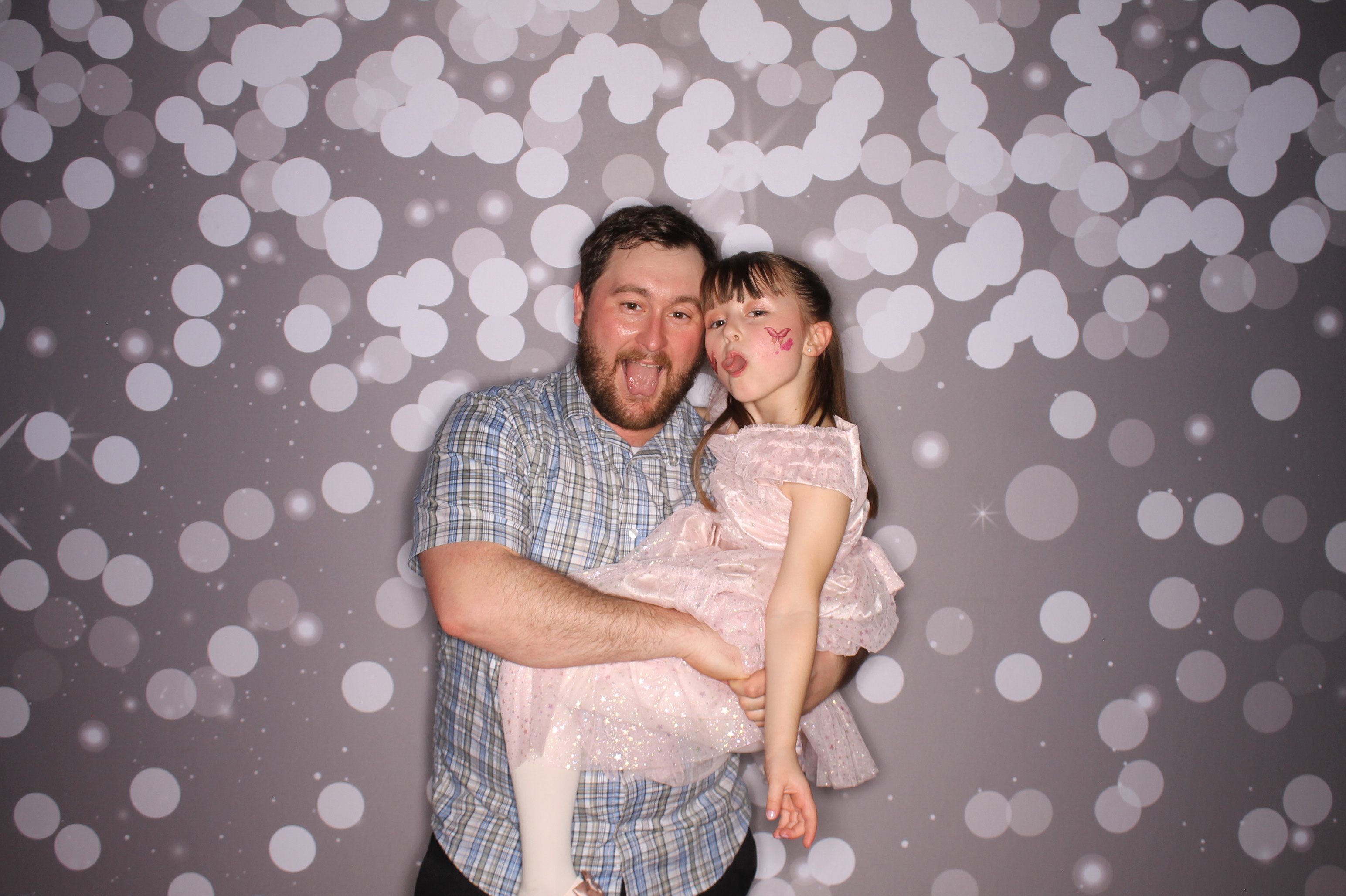 Brookwood Enchanted Father/Daughter Dance | View more photos from the event at gallery.photoboothcincy.com/u/PhotoBoothCincy/Brookwood-Enchanted-FatherDaughter-Dance
