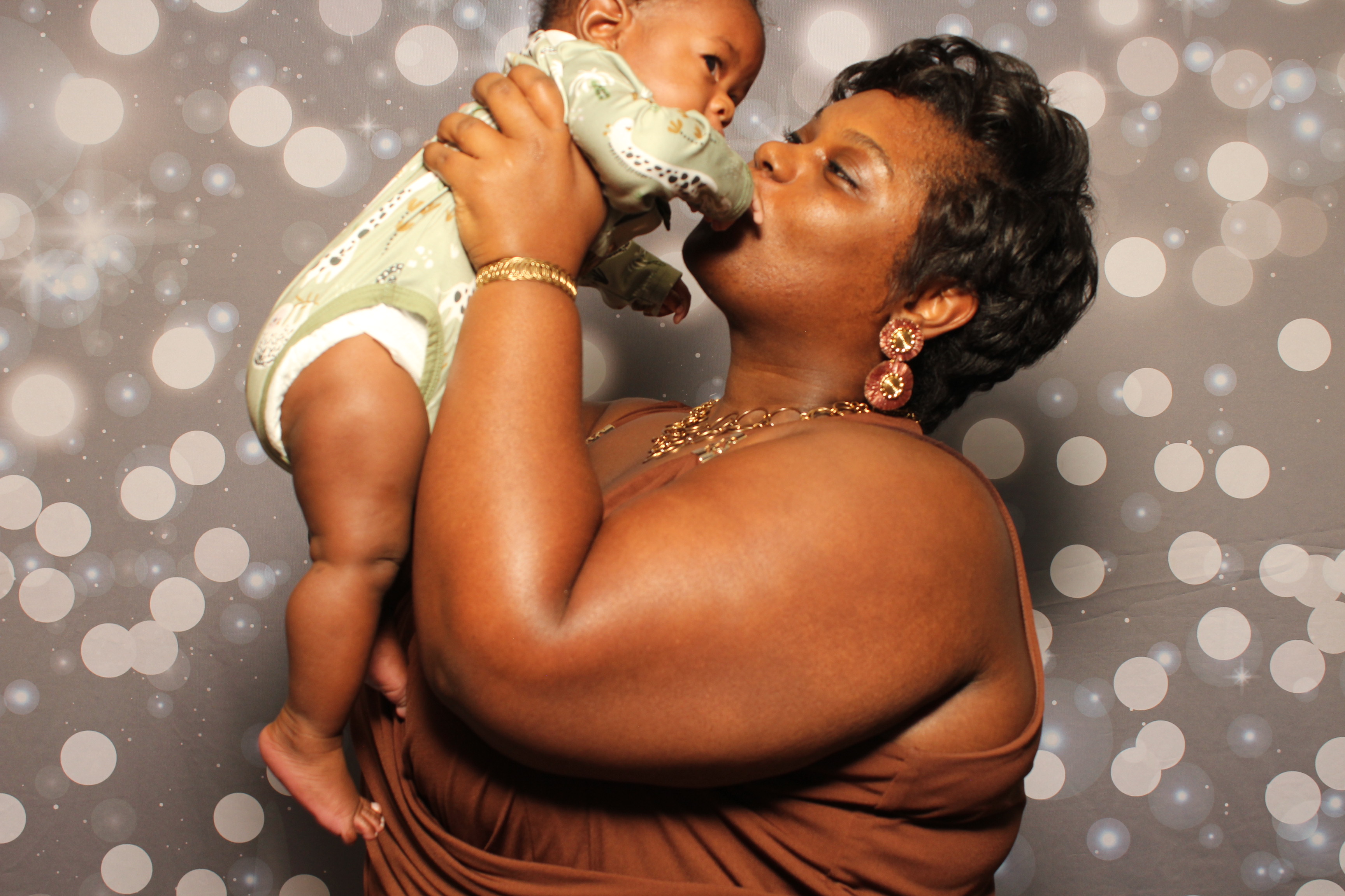 Dion & Beth 10 Year Anniversary | View more photos from the event at gallery.photoboothcincy.com/u/PhotoBoothCincy/Dion-Beth-10-Year-Anniversary