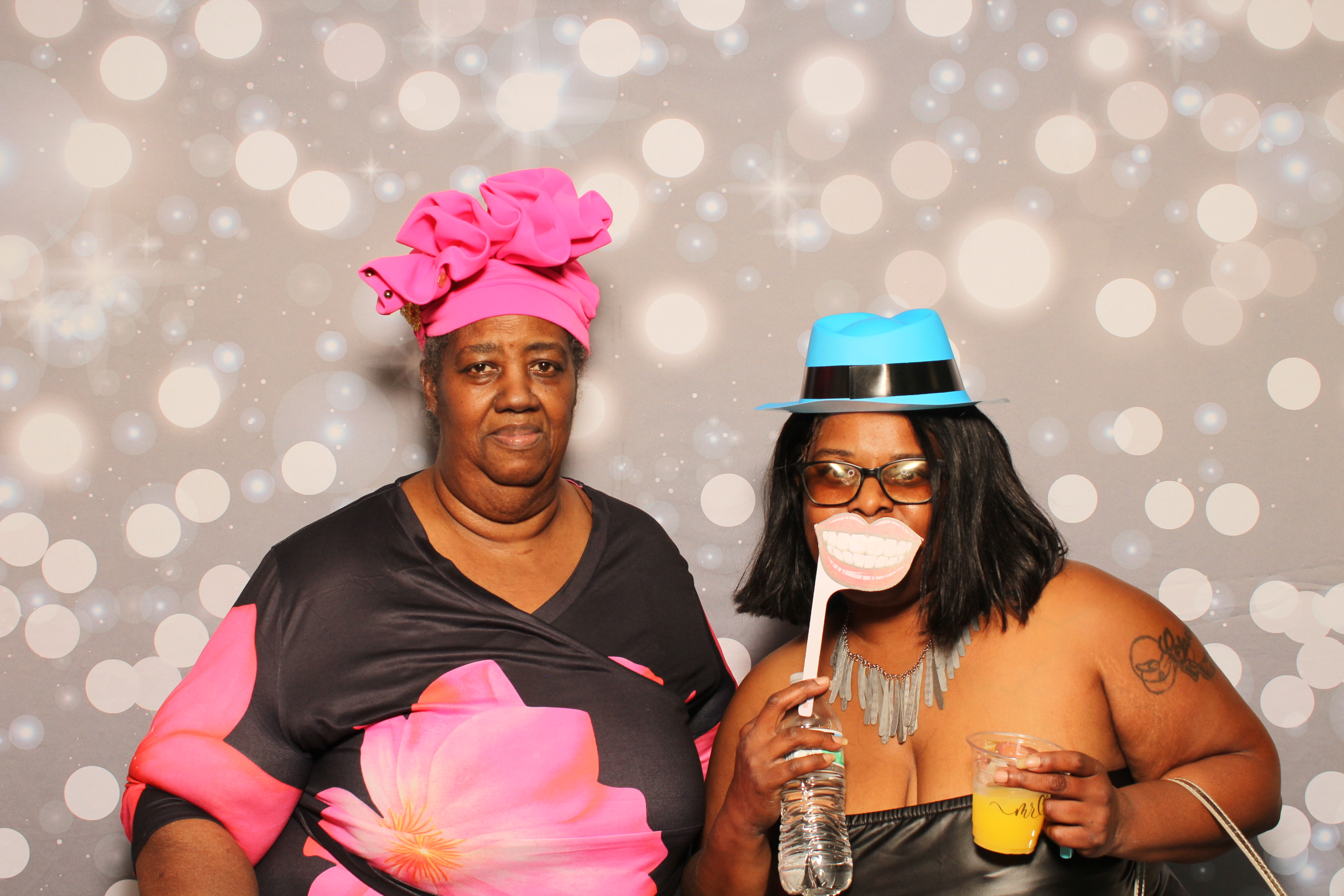 Dion & Beth 10 Year Anniversary | View more photos from the event at gallery.photoboothcincy.com/u/PhotoBoothCincy/Dion-Beth-10-Year-Anniversary
