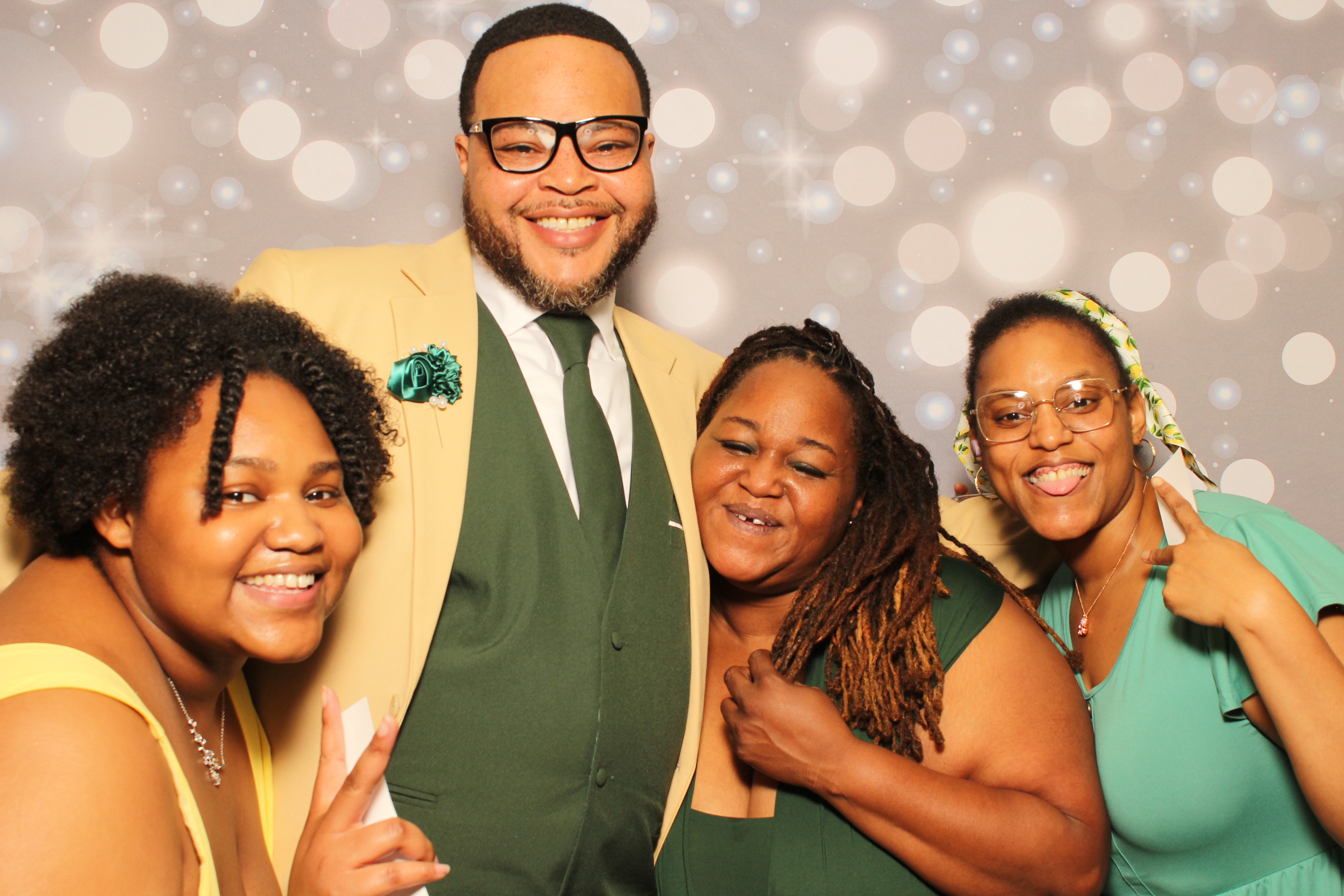 Dion & Beth 10 Year Anniversary | View more photos from the event at gallery.photoboothcincy.com/u/PhotoBoothCincy/Dion-Beth-10-Year-Anniversary