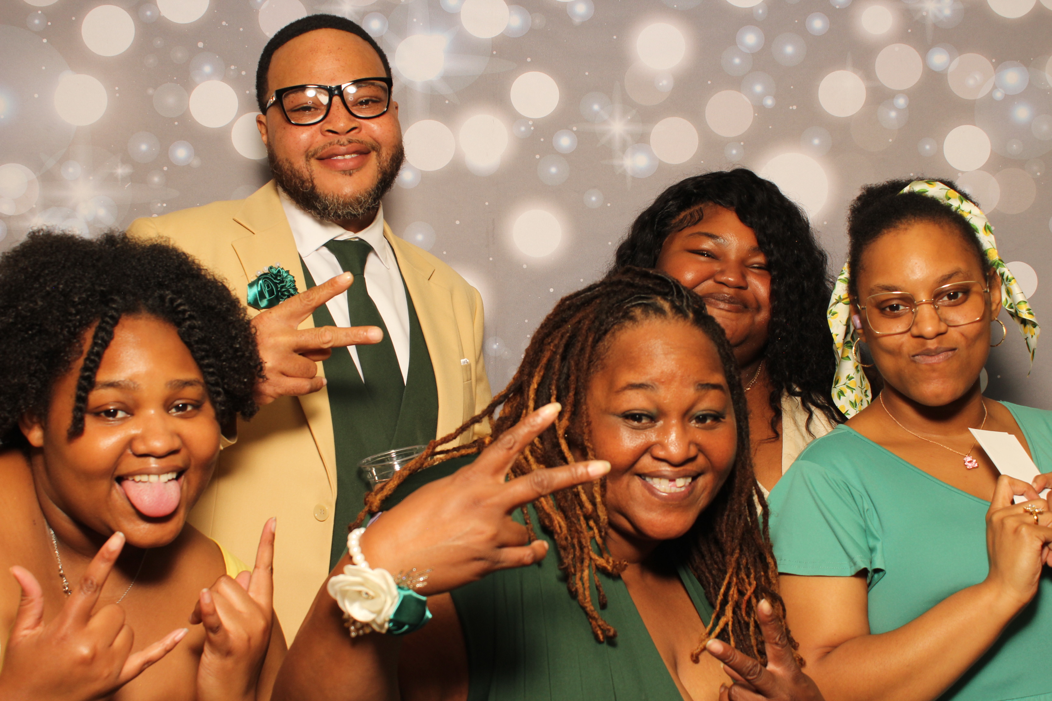 Dion & Beth 10 Year Anniversary | View more photos from the event at gallery.photoboothcincy.com/u/PhotoBoothCincy/Dion-Beth-10-Year-Anniversary