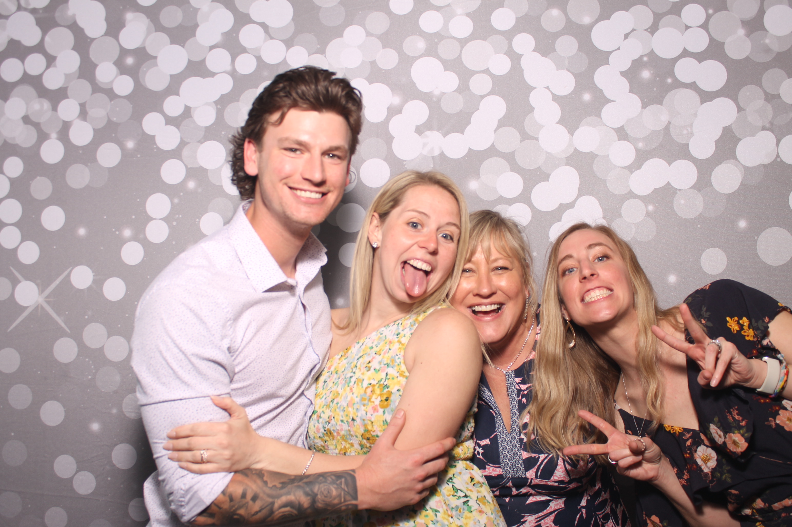 Emily & Logan Reception | View more photos from the event at gallery.photoboothcincy.com/u/PhotoBoothCincy/Emily-Logan-Reception