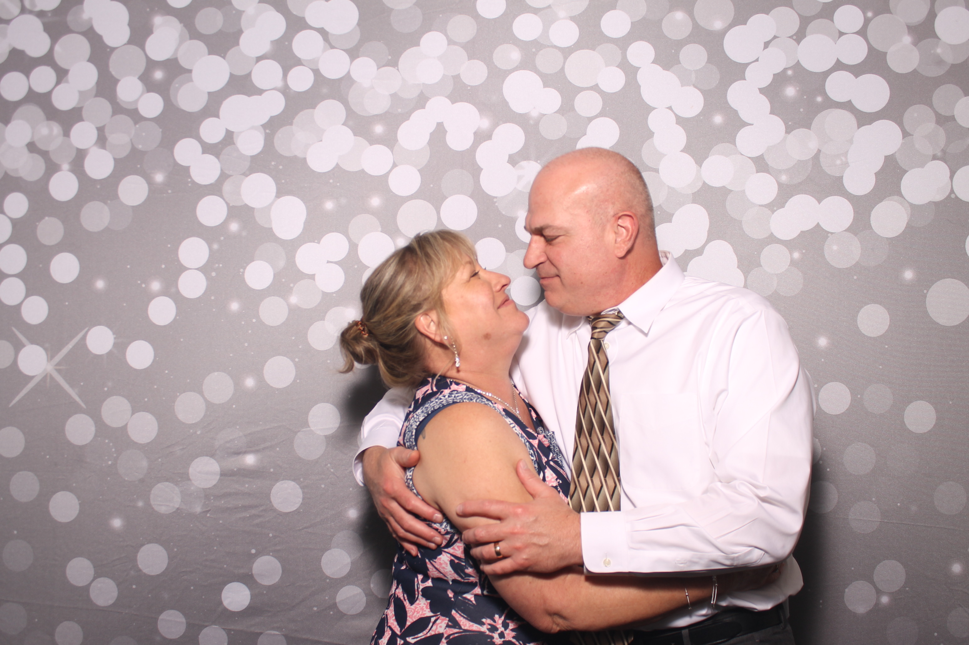 Emily & Logan Reception | View more photos from the event at gallery.photoboothcincy.com/u/PhotoBoothCincy/Emily-Logan-Reception