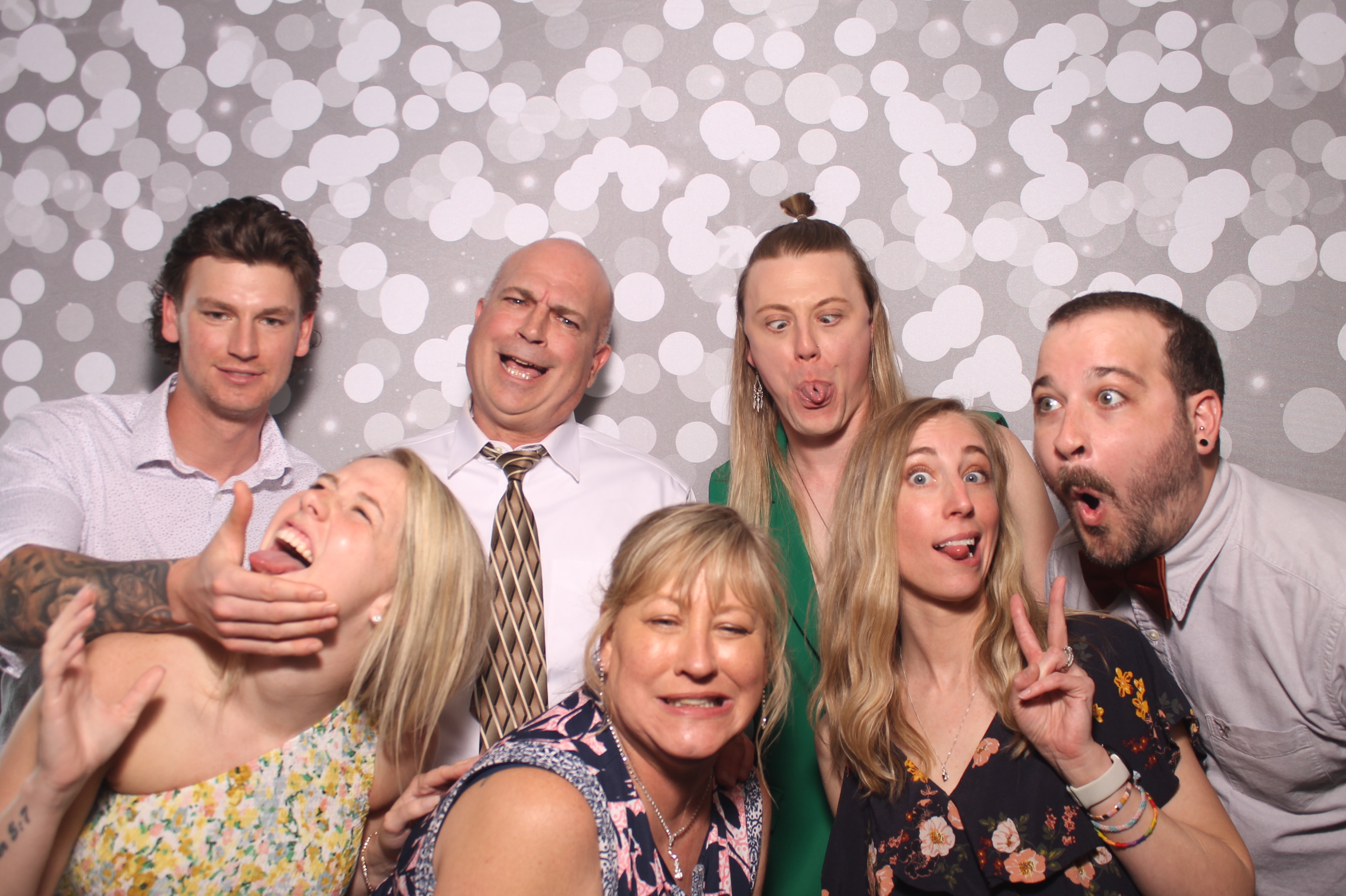 Emily & Logan Reception | View more photos from the event at gallery.photoboothcincy.com/u/PhotoBoothCincy/Emily-Logan-Reception