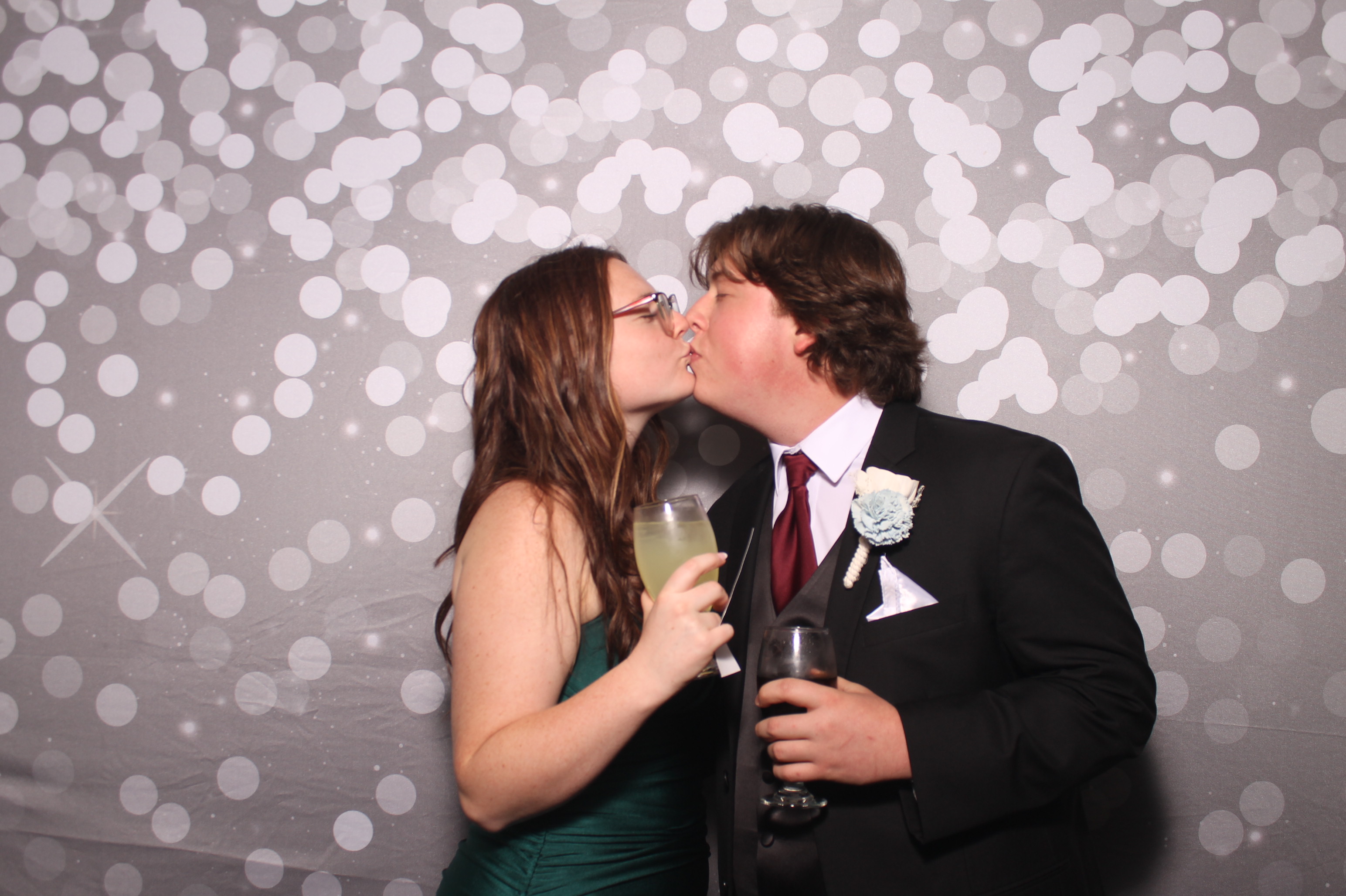 Emily & Logan Reception | View more photos from the event at gallery.photoboothcincy.com/u/PhotoBoothCincy/Emily-Logan-Reception