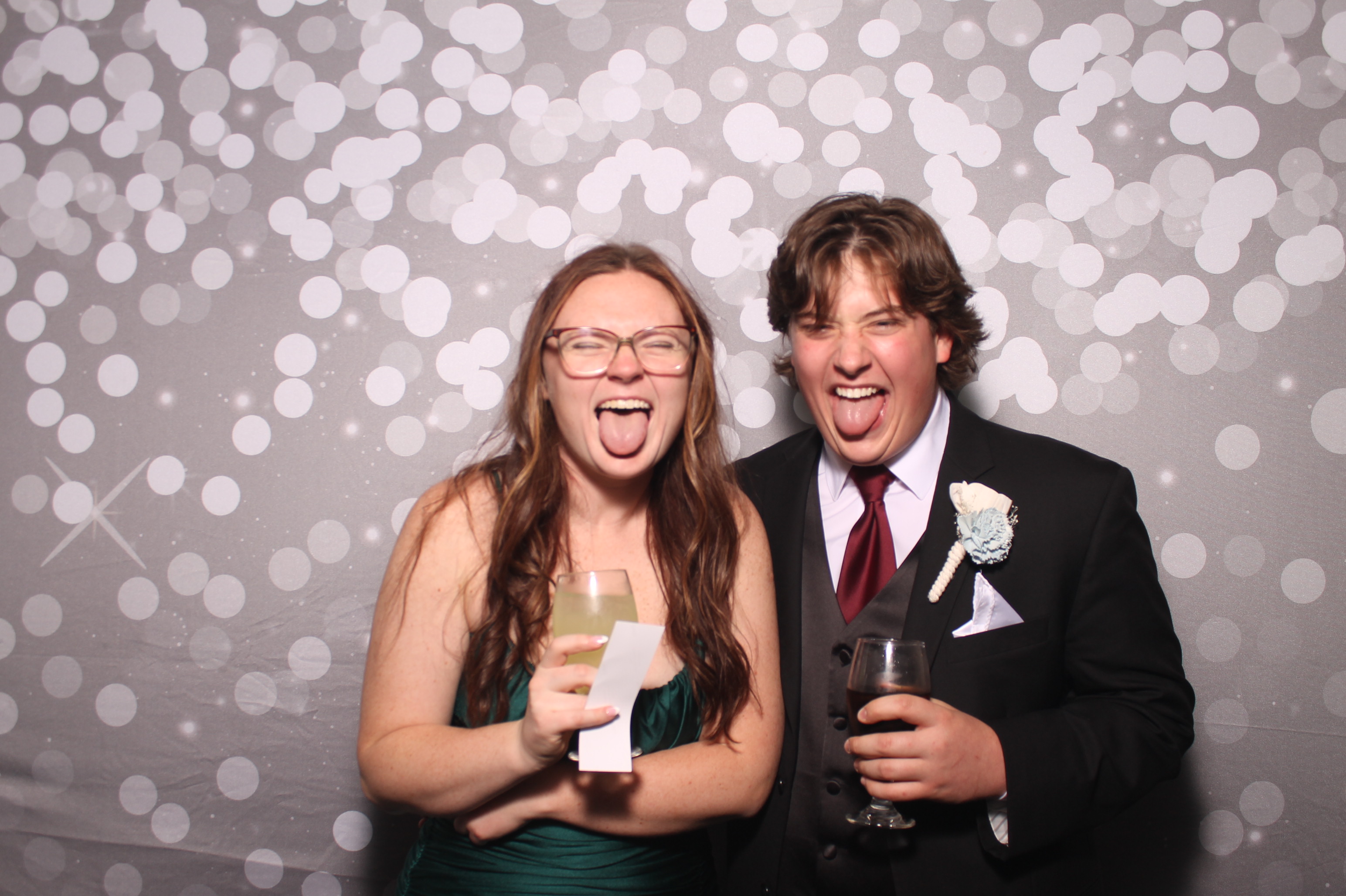 Emily & Logan Reception | View more photos from the event at gallery.photoboothcincy.com/u/PhotoBoothCincy/Emily-Logan-Reception