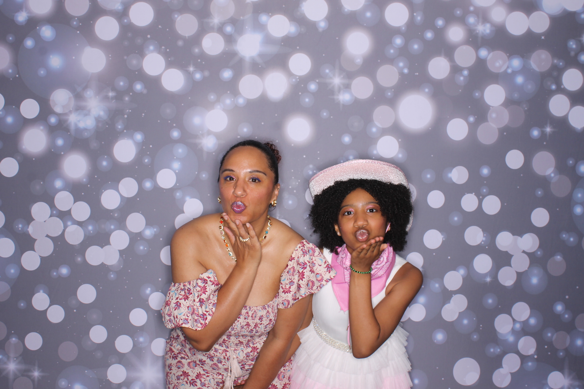 Father Daughter Cupcake Prom | View more photos from the event at gallery.photoboothcincy.com/u/PhotoBoothCincy/Father-Daughter-Cupcake-Prom-2