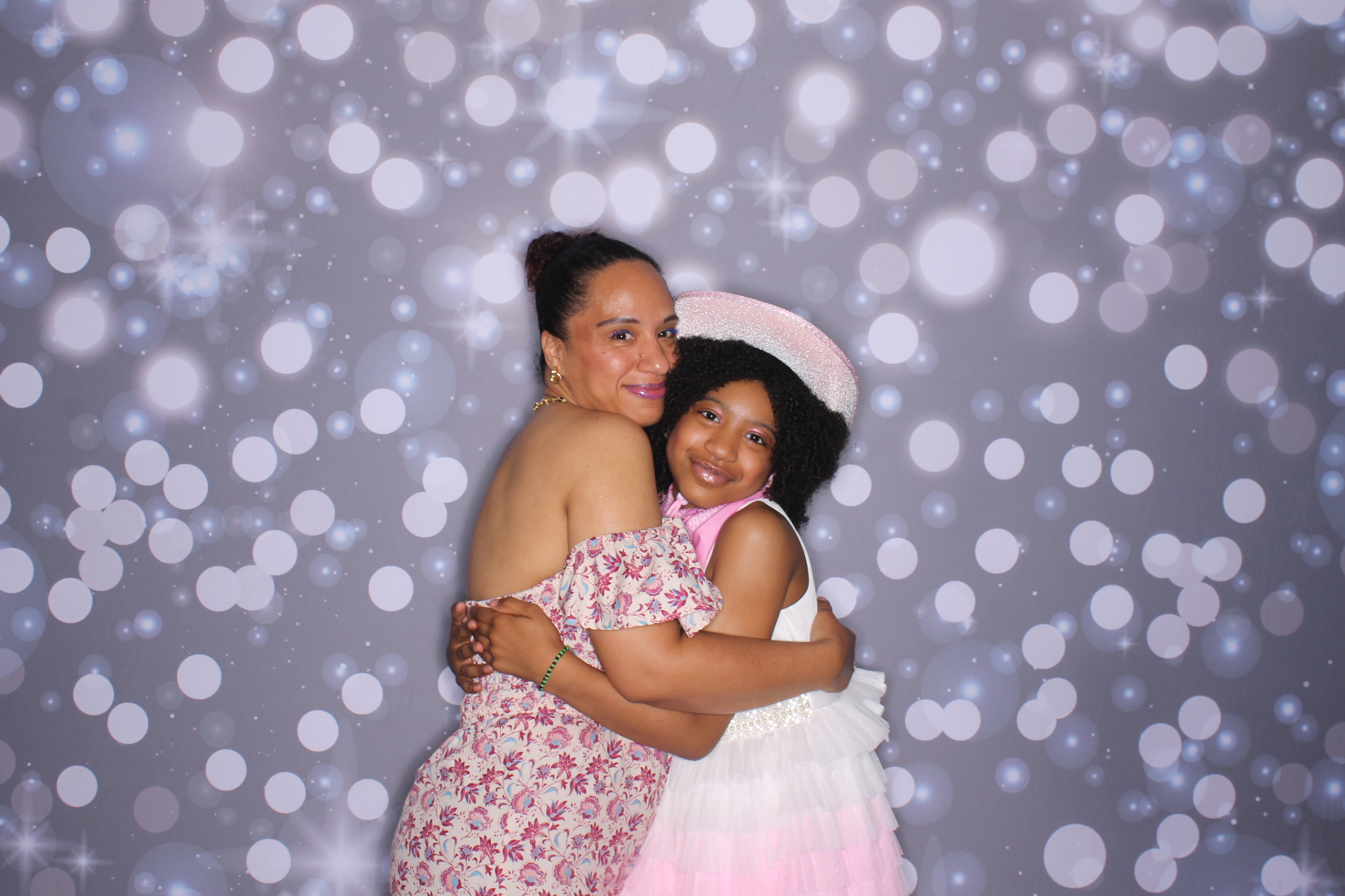 Father Daughter Cupcake Prom | View more photos from the event at gallery.photoboothcincy.com/u/PhotoBoothCincy/Father-Daughter-Cupcake-Prom-2