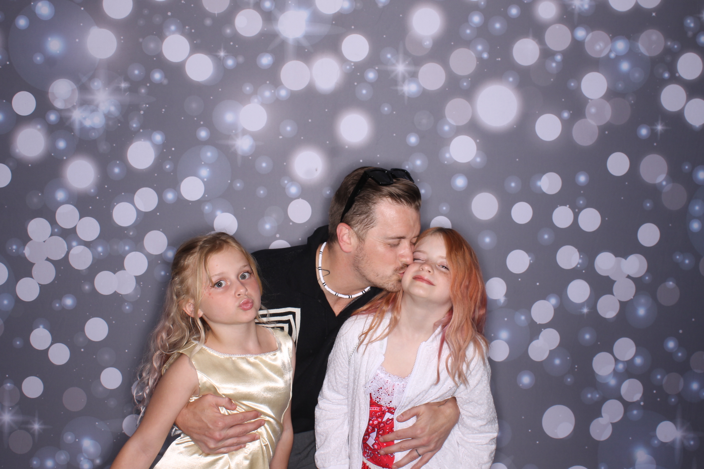 Father Daughter Cupcake Prom | View more photos from the event at gallery.photoboothcincy.com/u/PhotoBoothCincy/Father-Daughter-Cupcake-Prom-2