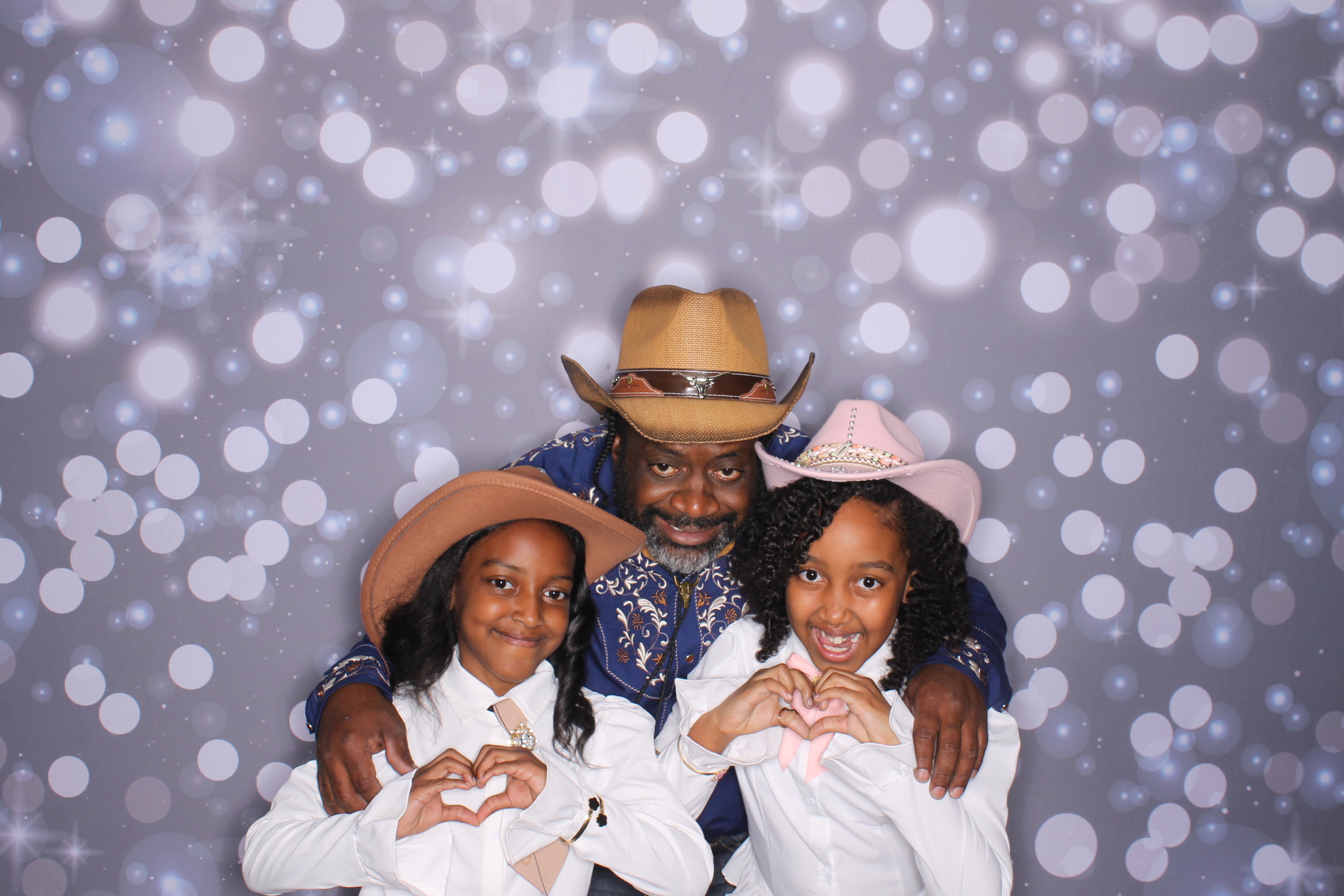 Father Daughter Cupcake Prom | View more photos from the event at gallery.photoboothcincy.com/u/PhotoBoothCincy/Father-Daughter-Cupcake-Prom-2