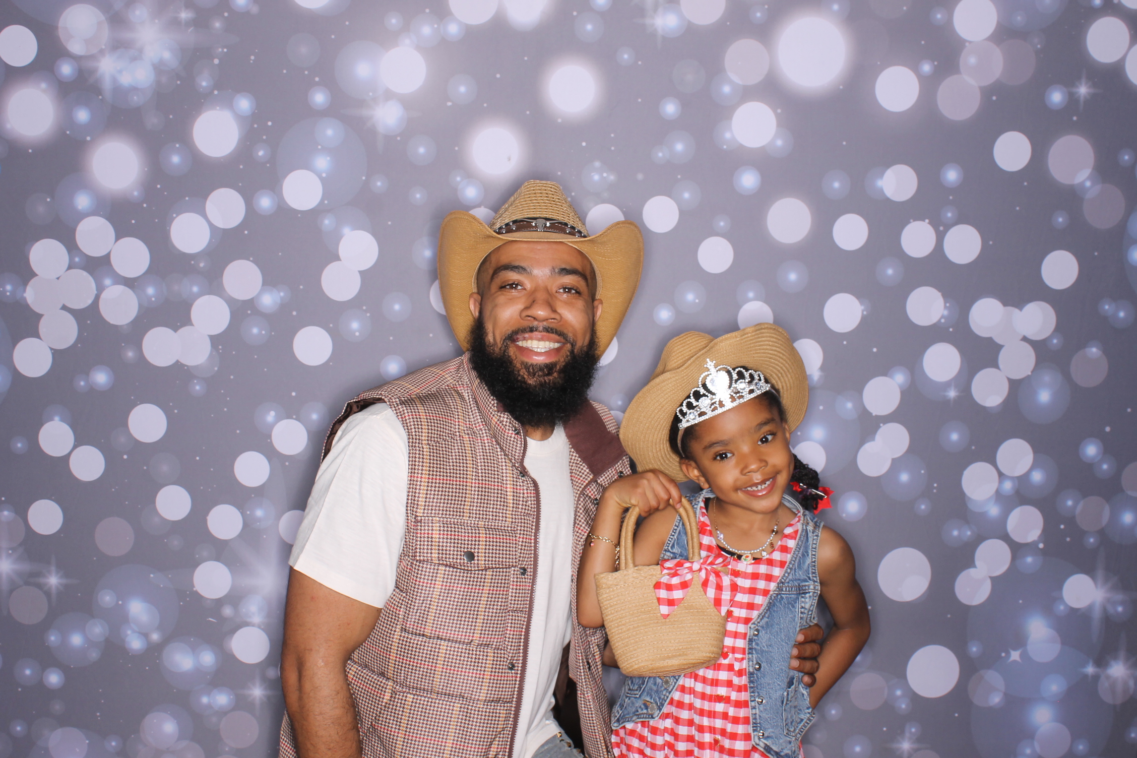 Father Daughter Cupcake Prom | View more photos from the event at gallery.photoboothcincy.com/u/PhotoBoothCincy/Father-Daughter-Cupcake-Prom-2