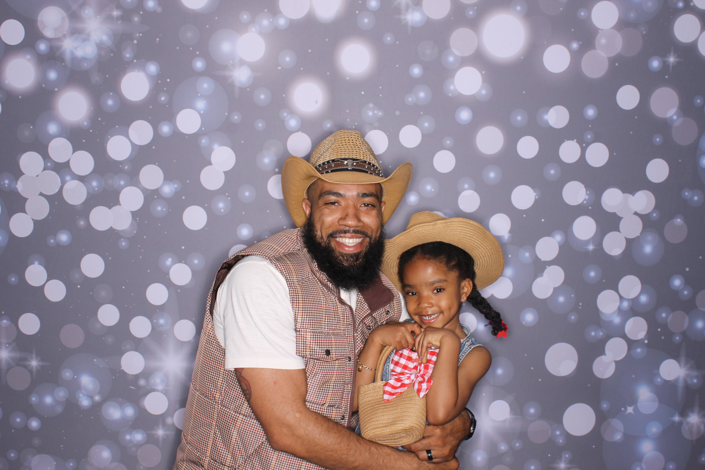 Father Daughter Cupcake Prom | View more photos from the event at gallery.photoboothcincy.com/u/PhotoBoothCincy/Father-Daughter-Cupcake-Prom-2