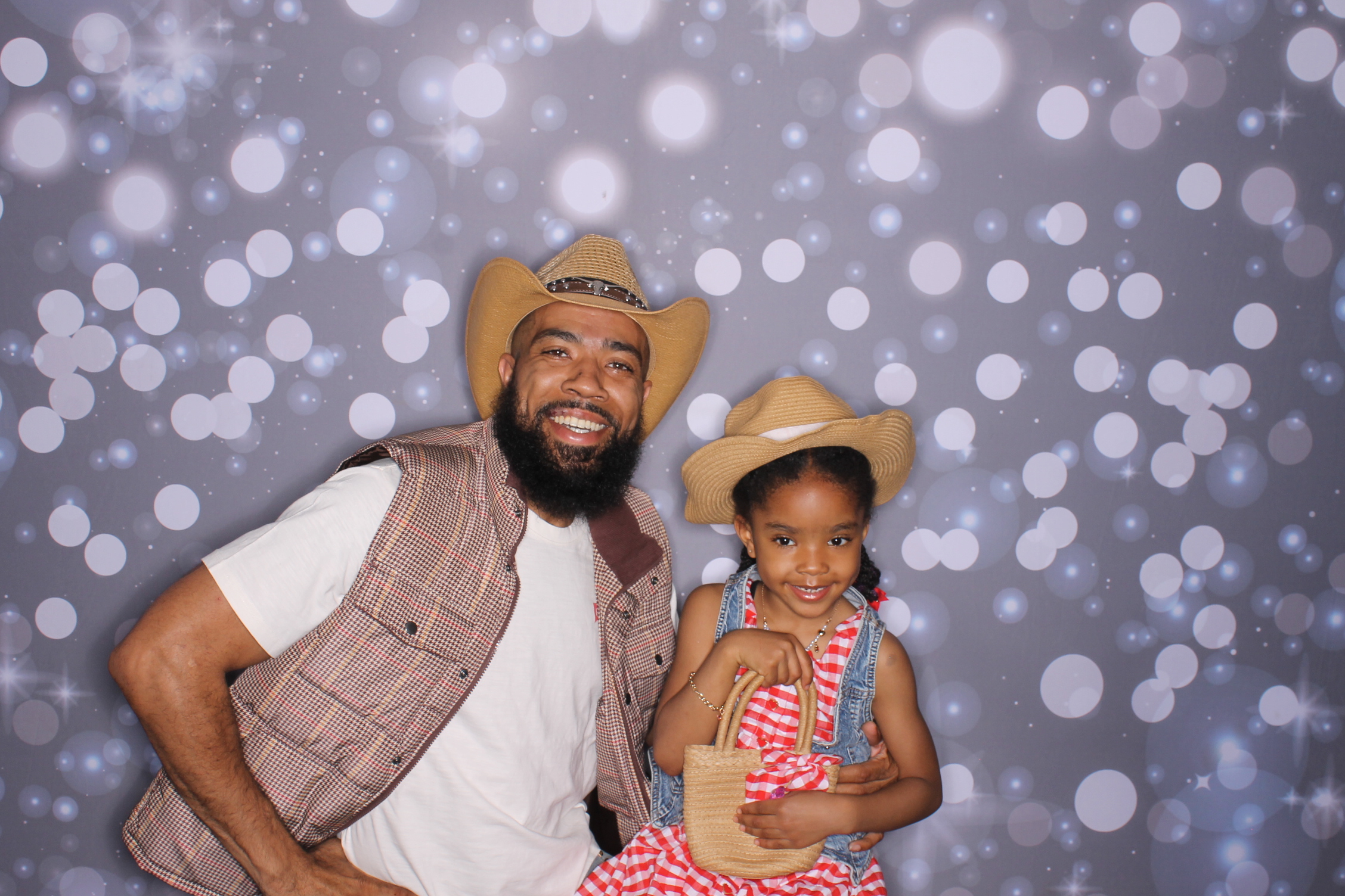 Father Daughter Cupcake Prom | View more photos from the event at gallery.photoboothcincy.com/u/PhotoBoothCincy/Father-Daughter-Cupcake-Prom-2