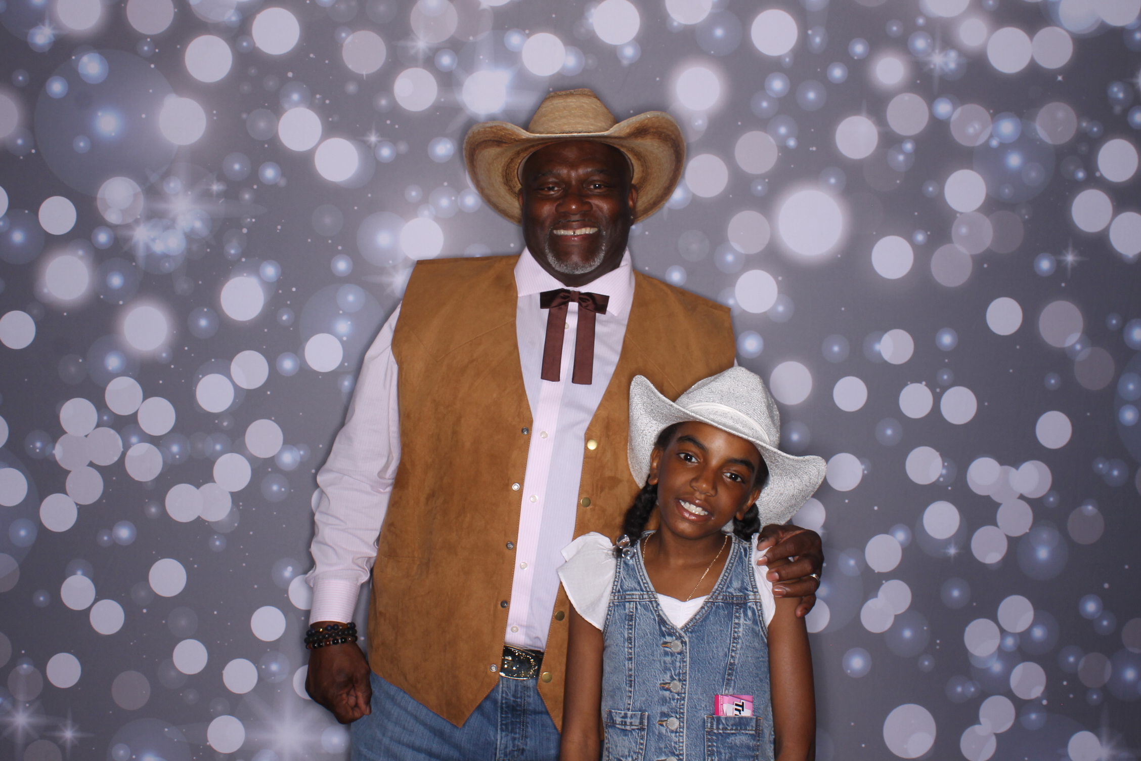 Father Daughter Cupcake Prom | View more photos from the event at gallery.photoboothcincy.com/u/PhotoBoothCincy/Father-Daughter-Cupcake-Prom-2